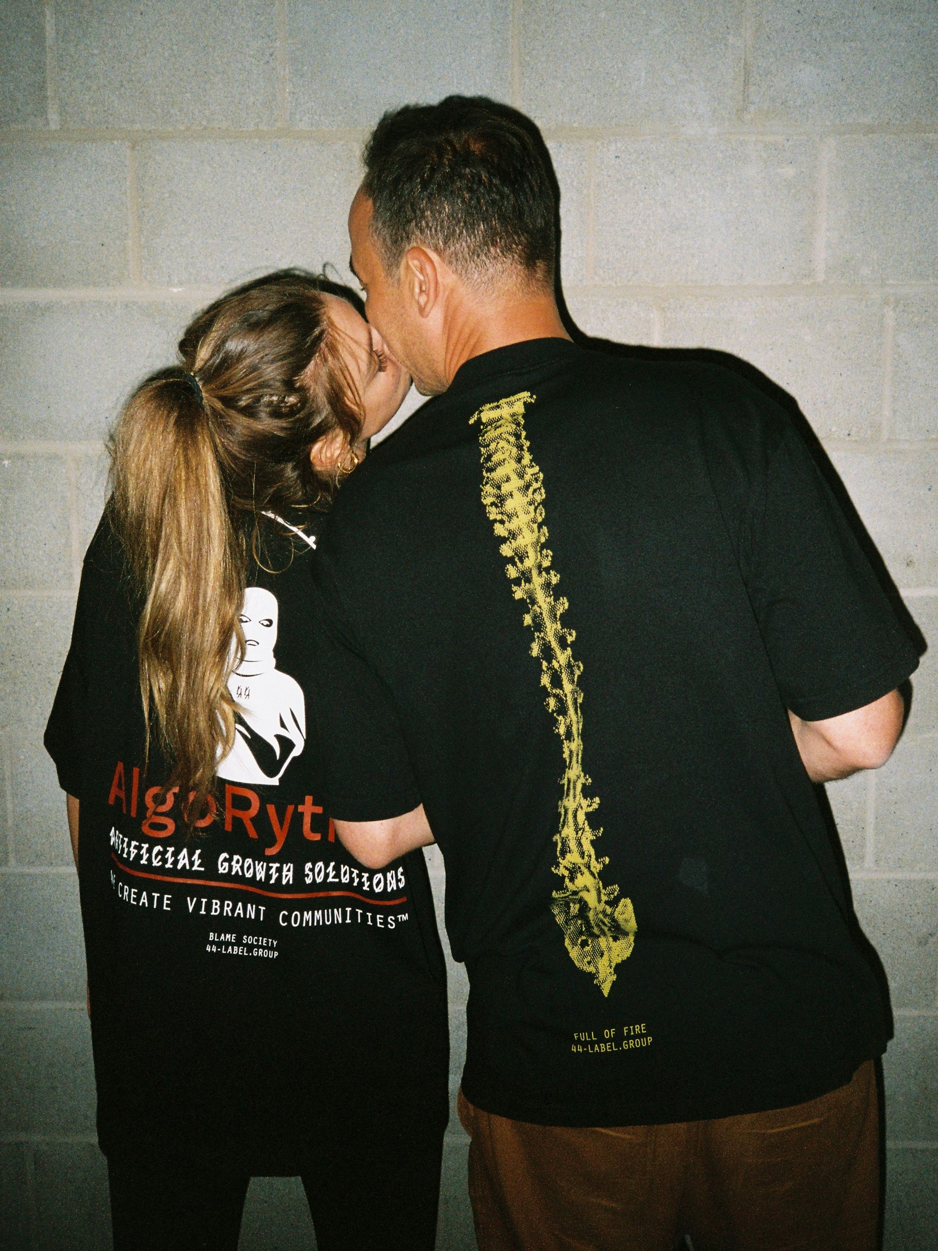 Ach ja, die Liebe: der Booker Eddy und seine Freundin „die Perle“ Sophie – die ihn zwar nicht immer begleiten kann, aber bei besonderen Anlässen wie der R-Label-Jubiläumsparty in Berlin unbedingt dabei sein musste.