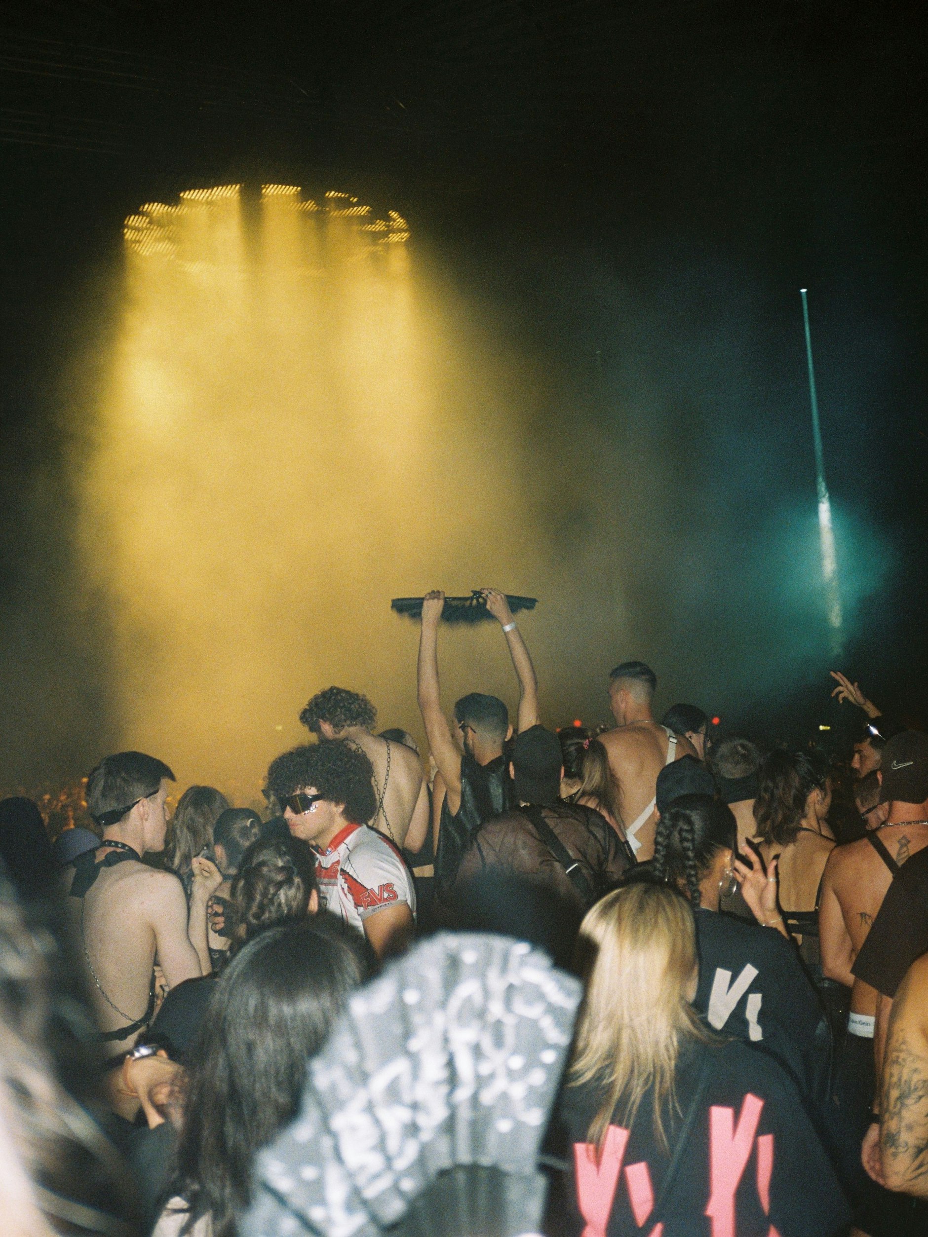 Auf dem Dancefloor: Fächer und die 44 in der von Max Kobosil designten Schrift, die Tape (breites Klebeband) nachahmt. Die Zahl steht für die alte Postleitzahl von Neukölln.