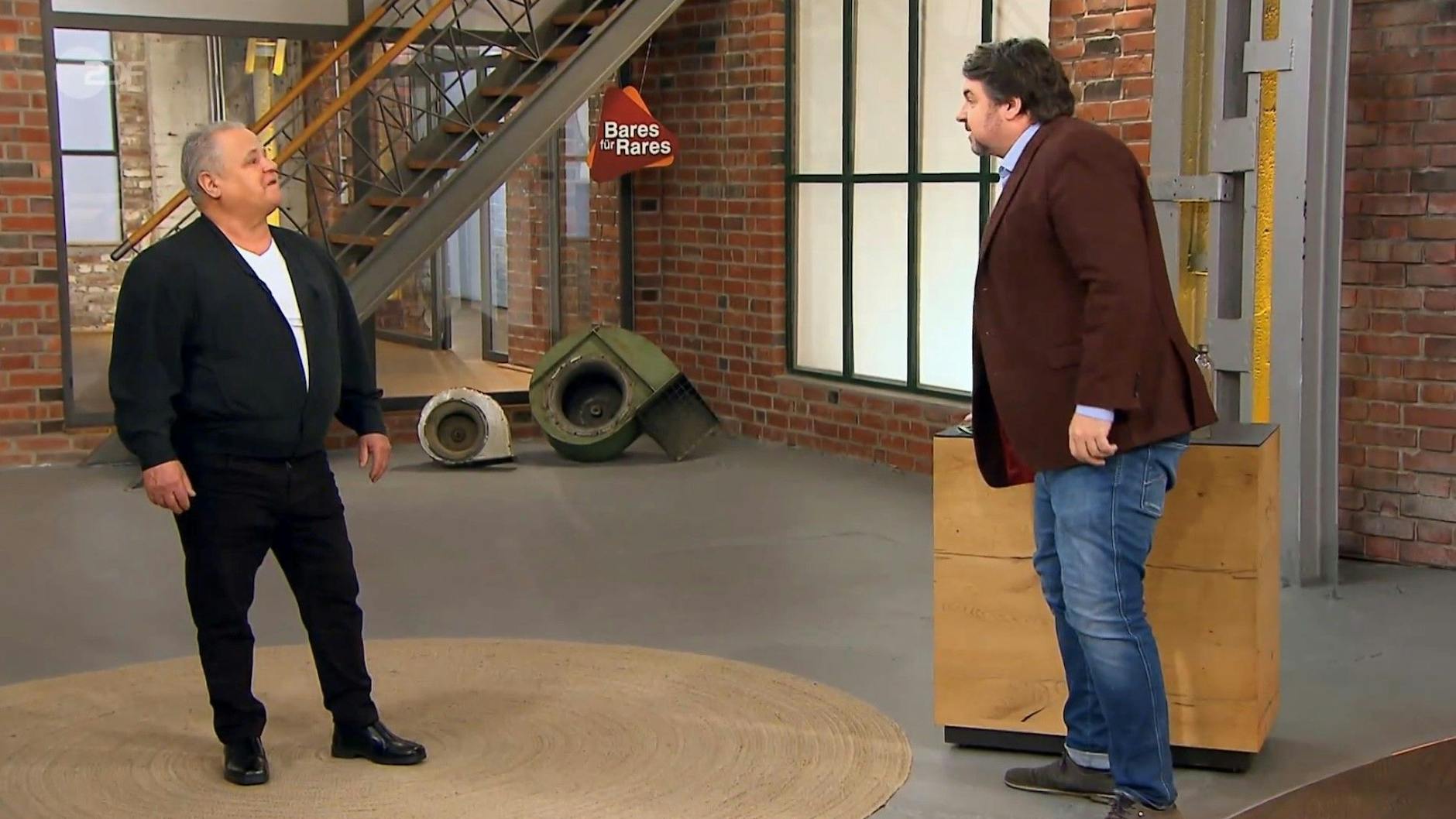 „Bares für Rares“-Händler Daniel Meyer kauft die alte Reise-Apotheke für 1100 Euro.