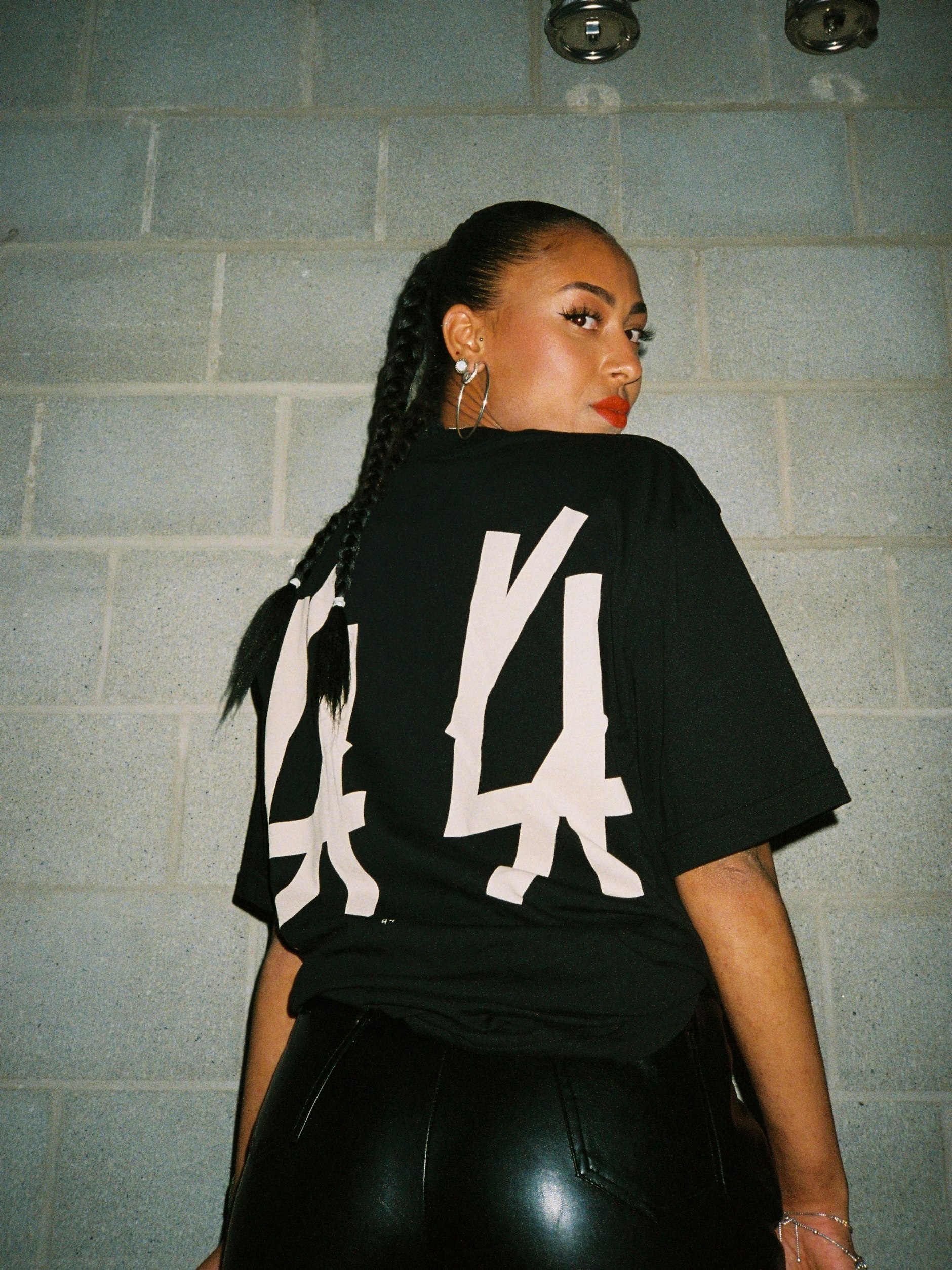 Nika war als Freundin vom Freund vom Freund im Backstage zugegen, standesgemäß eingekleidet im 44-Label-Group-Shirt.