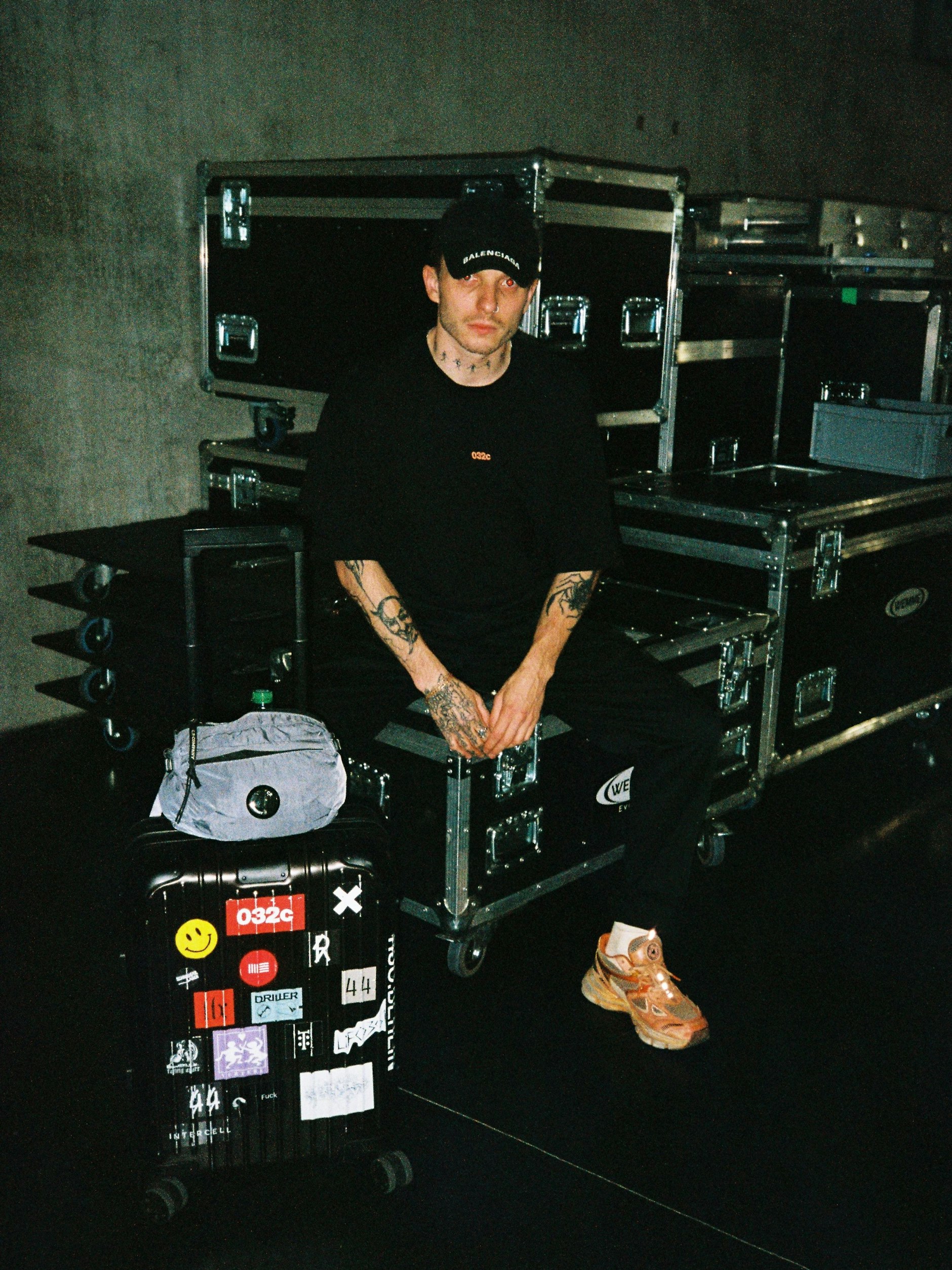 Jonas aka Parallx musste nach seinem Berliner DJ-Auftritt direkt nach Dresden weiter. Die Künstler der R Label Group sind sehr gefragt und oft in einer Nacht in verschiedenen Städten gebucht.