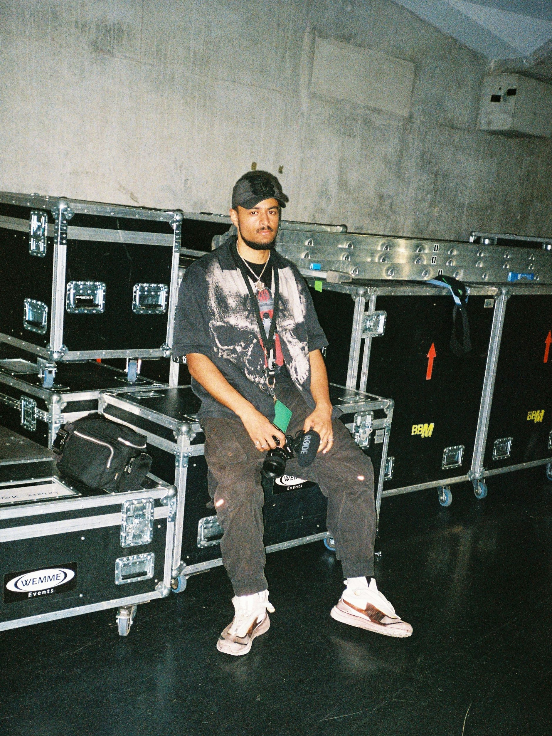 Bei Jimis Look gab es viel zu entdecken: T-Shirt von 44 Label Group, Hose von Hamcus, Accessoires von Kuboraum, Turnschuhe von 11 by Boris Bidjan Saberi