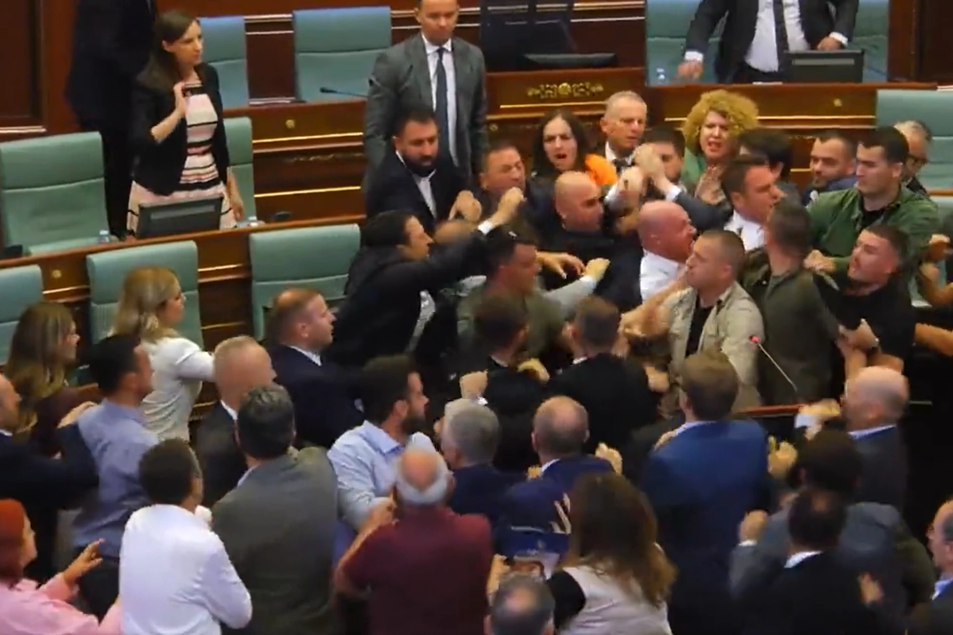 Oppositionsabgeordnete gegen Ministern im Kosovo-Parlament