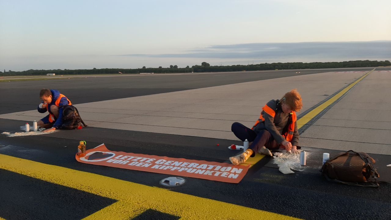 Letzte Generation Blockiert Flughäfen In Hamburg Und Düsseldorf