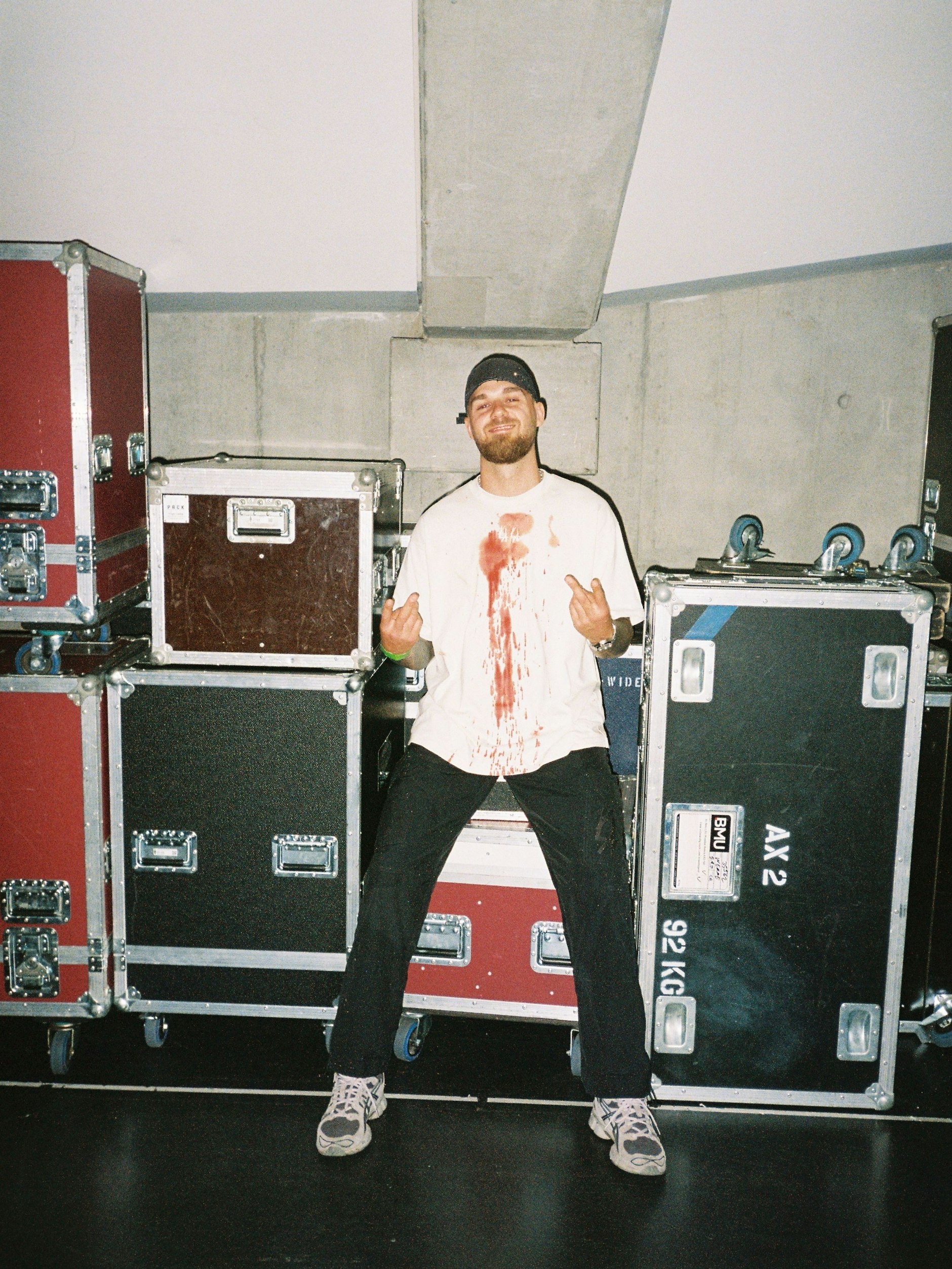 Keine Angst, es ist nur Kunstblut: Kobosils T-Shirt war ein paar Wochen zuvor für ein Fotoshoot mit roter Farbe übergossen worden. In der Nacht des großen Raves legte der Labelgründer damit einen amtlichen Splatter-Auftritt hin.