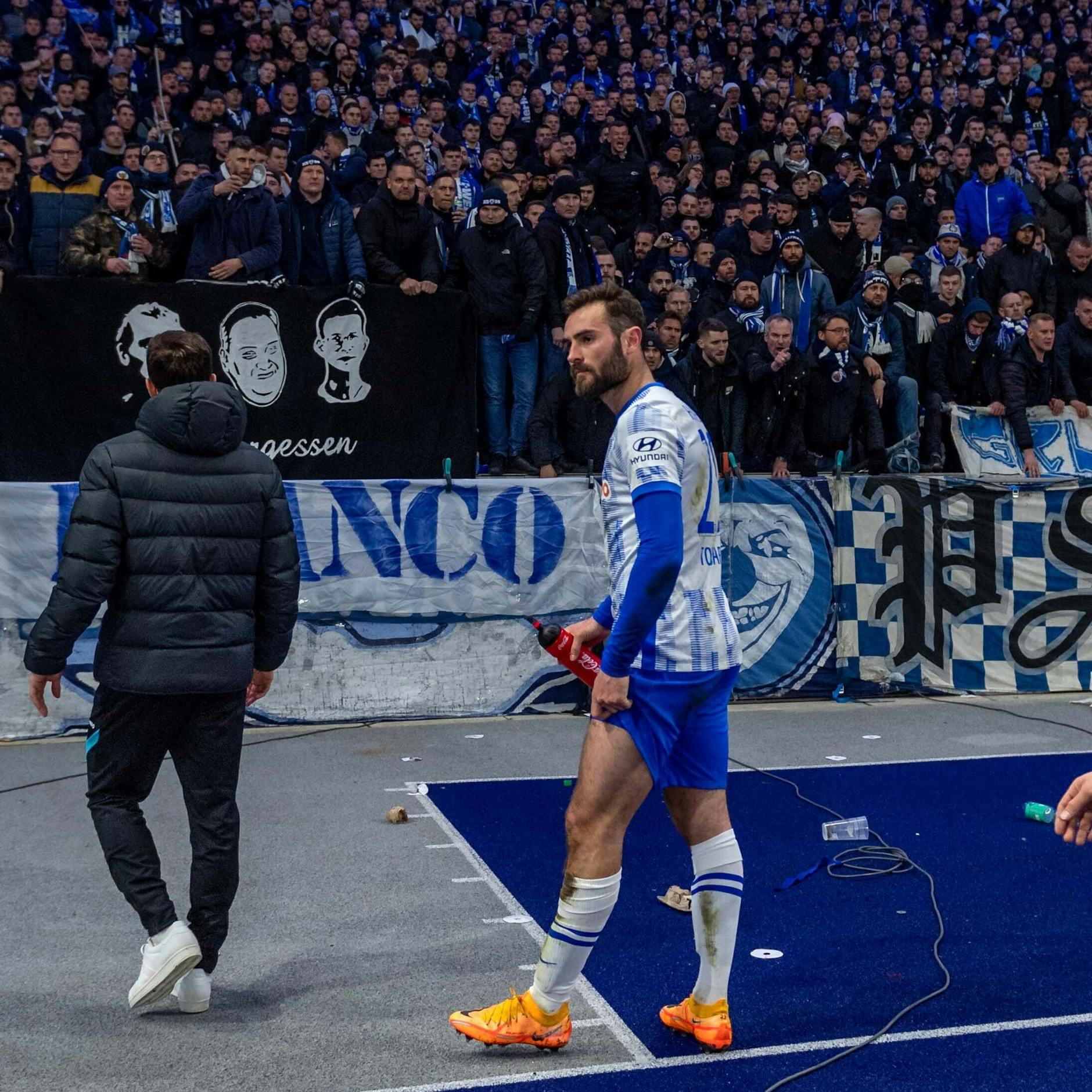 Lucas Tousart in der Ostkurve. Herthas Fans mochten den Franzosen, weil er wirklich gegen den Abstieg ankämpfte.