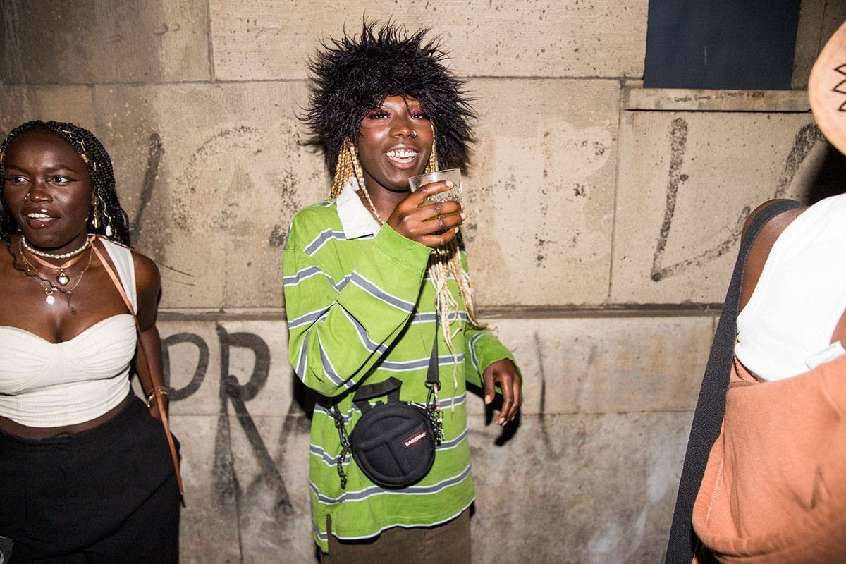 Gängiges Motiv der Woche: In der Hand ein cooler Drink, am Leib ein noch cooleres Outfit.