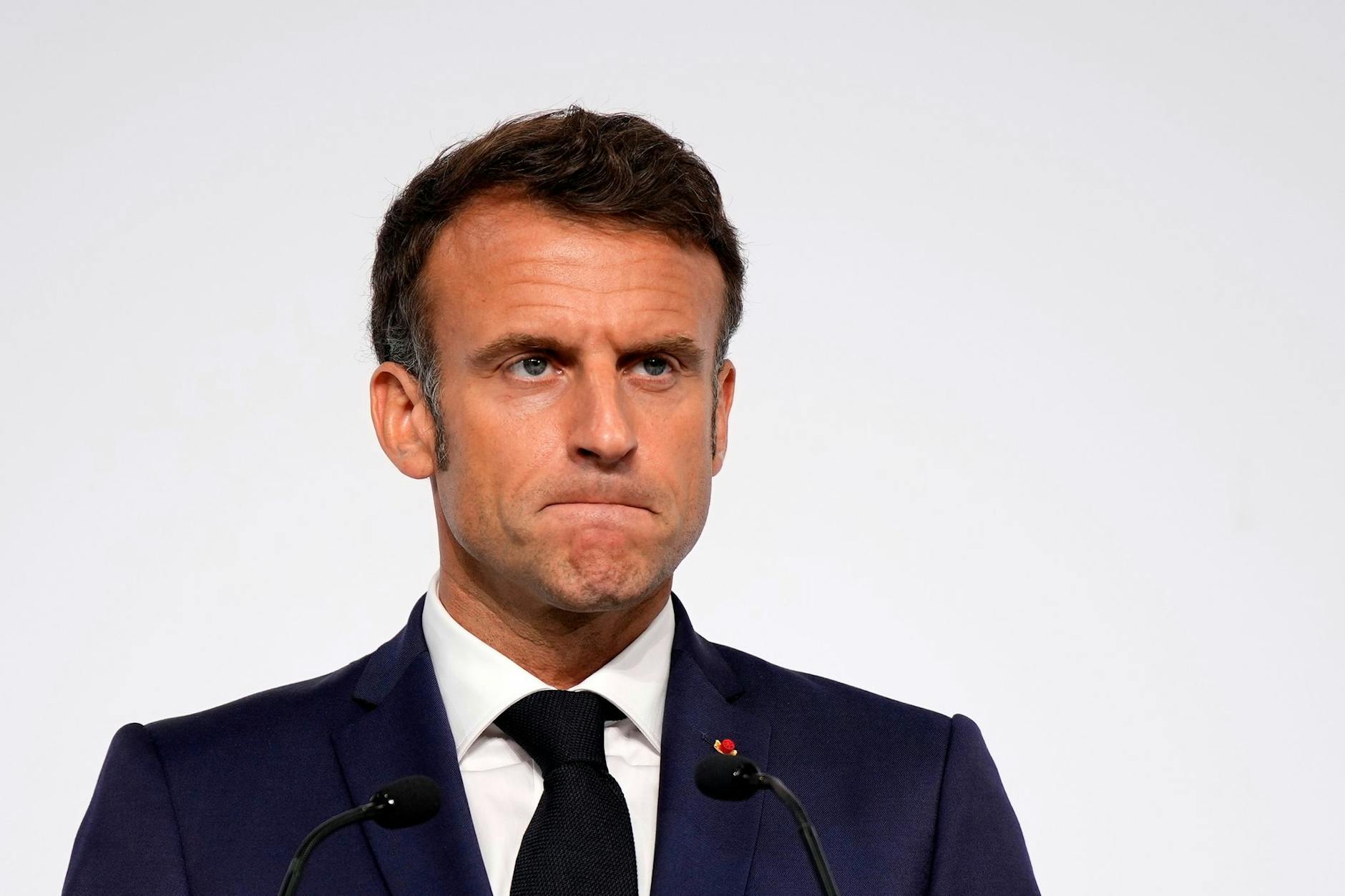 ARCHIV - Emmanuel Macron, Präsident von Frankreich, spricht bei einer Pressekonferenz zum Abschluss eines Klima- und Armutsgipfels.