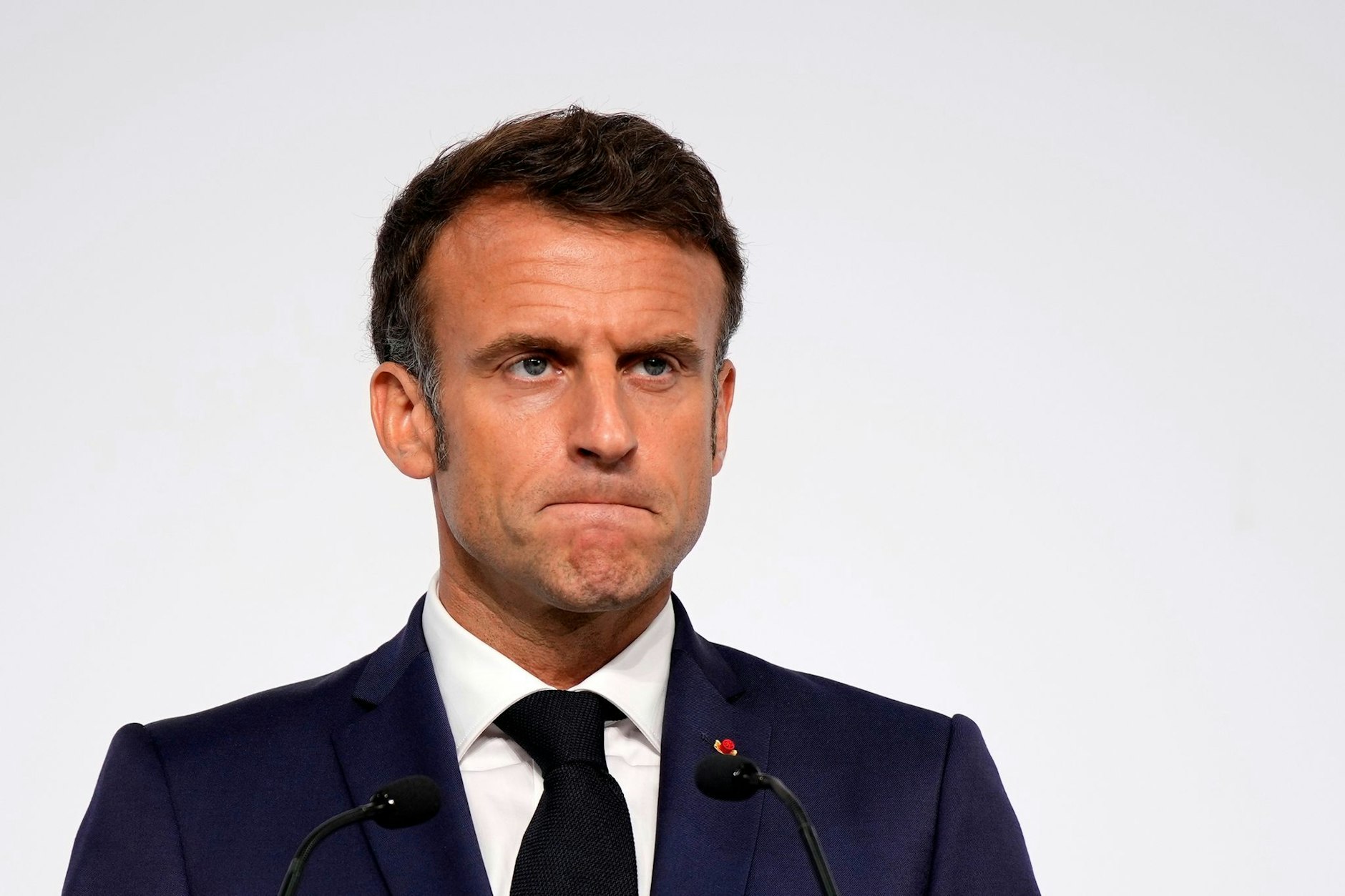 ARCHIV - Emmanuel Macron, Präsident von Frankreich, spricht bei einer Pressekonferenz zum Abschluss eines Klima- und Armutsgipfels.  