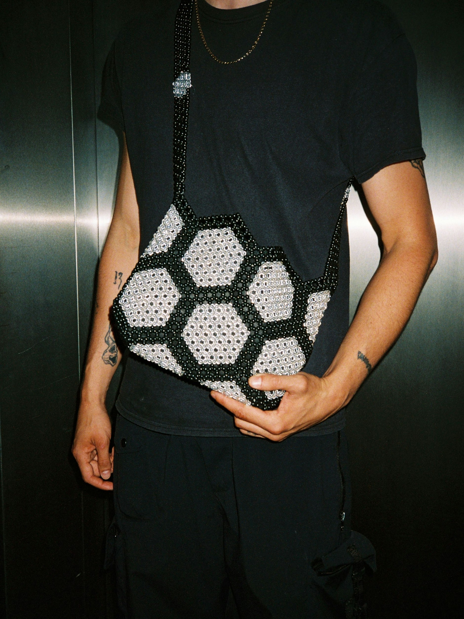 Archie arbeitete während des Events als Künstlerbetreuer im Backstage. Er trug eine handgearbeitete Tasche, die eigentlich seiner Freundin gehört.