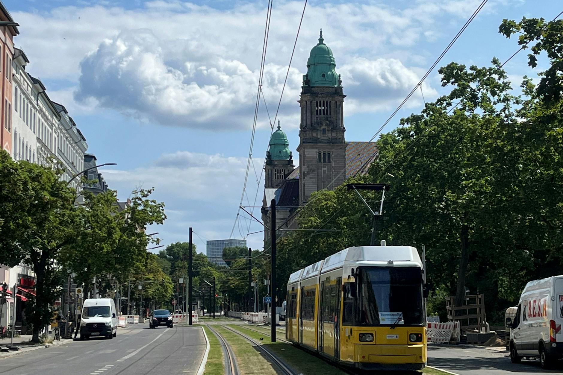 Vor der Kulisse des Kriminalgerichts Moabit rollt der Wagen 2237 auf Abnahmefahrt durch die Turmstraße.