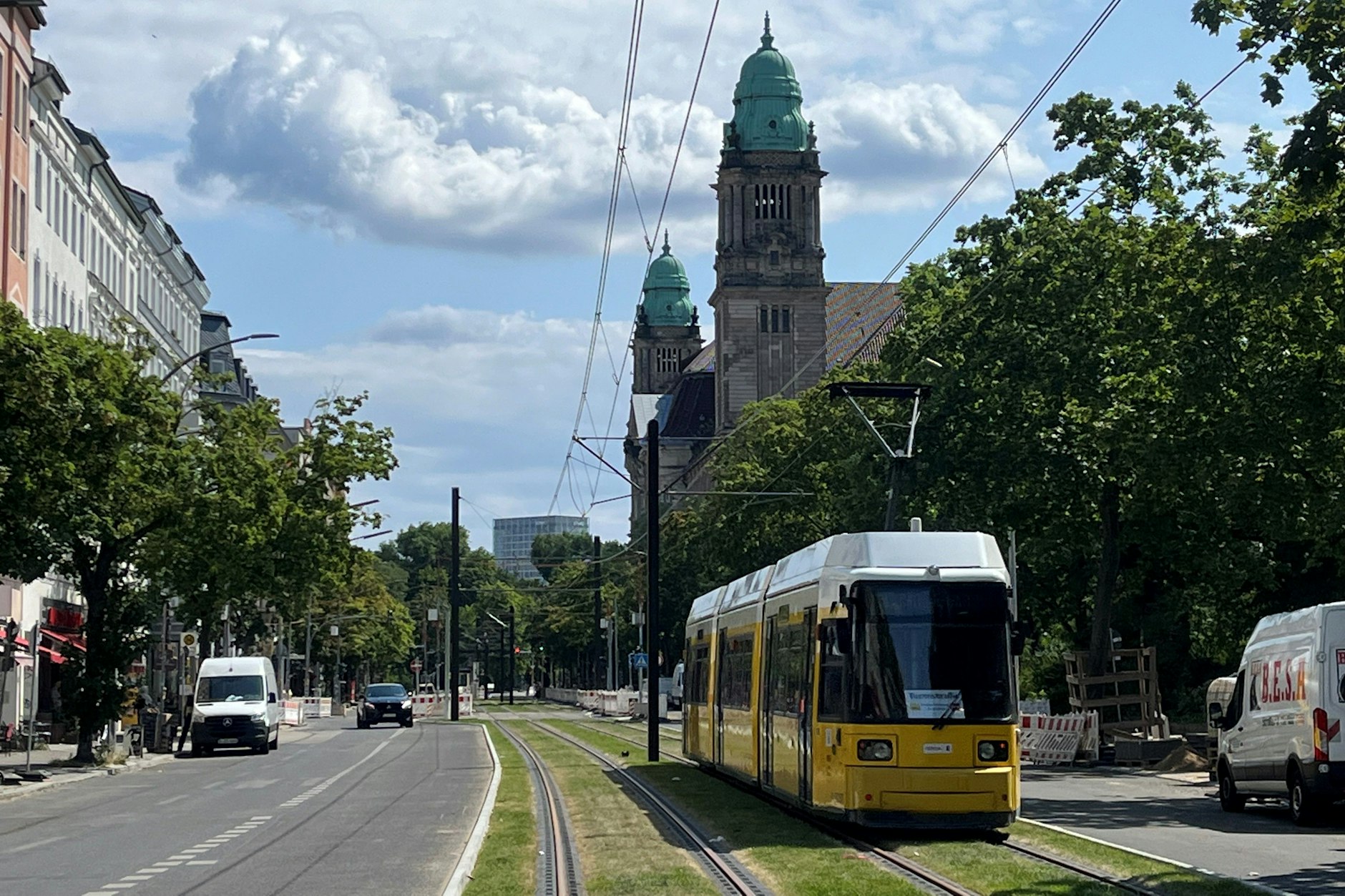 Vor der Kulisse des Kriminalgerichts Moabit rollt der Wagen 2237 am 13. Juli auf Abnahmefahrt durch die Turmstraße.