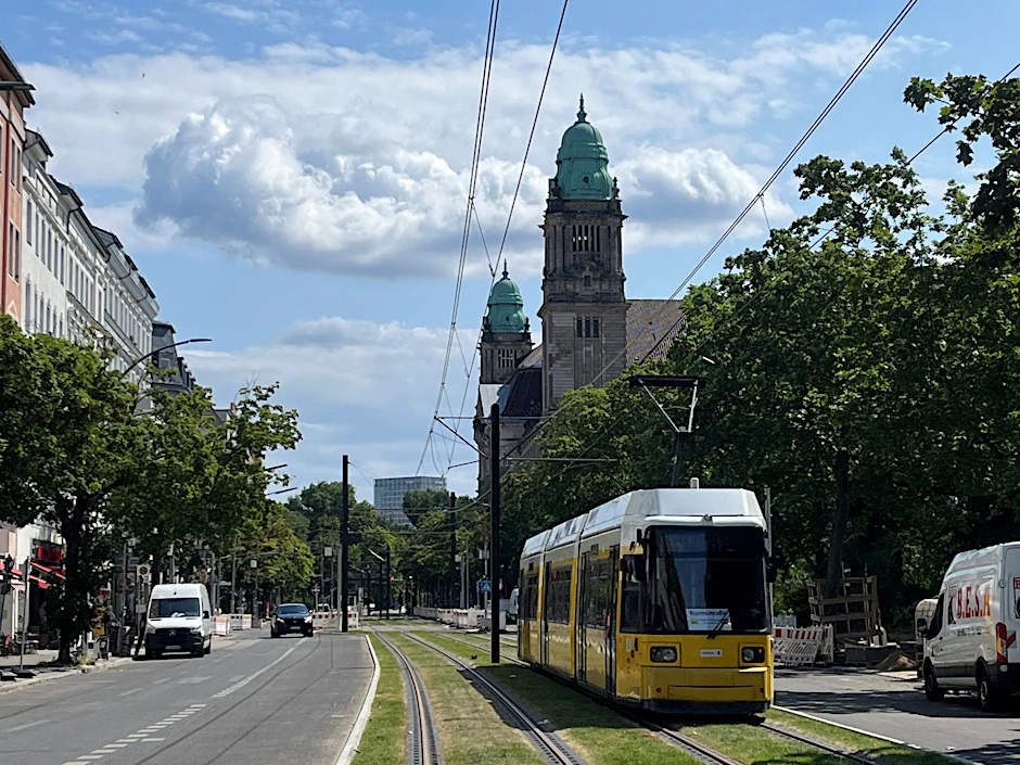 Vor der Kulisse des Kriminalgerichts Moabit rollt der&nbsp;Wagen 2237 am 13. Juli auf Abnahmefahrt durch die Turmstraße.