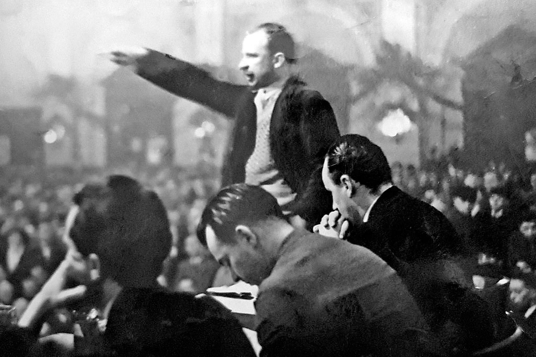„Guter Redner“: Walter Ulbricht am 22. Januar 1931 im Saalbau Friedrichshain, Gauleiter Goebbels (links im Bild).&nbsp;