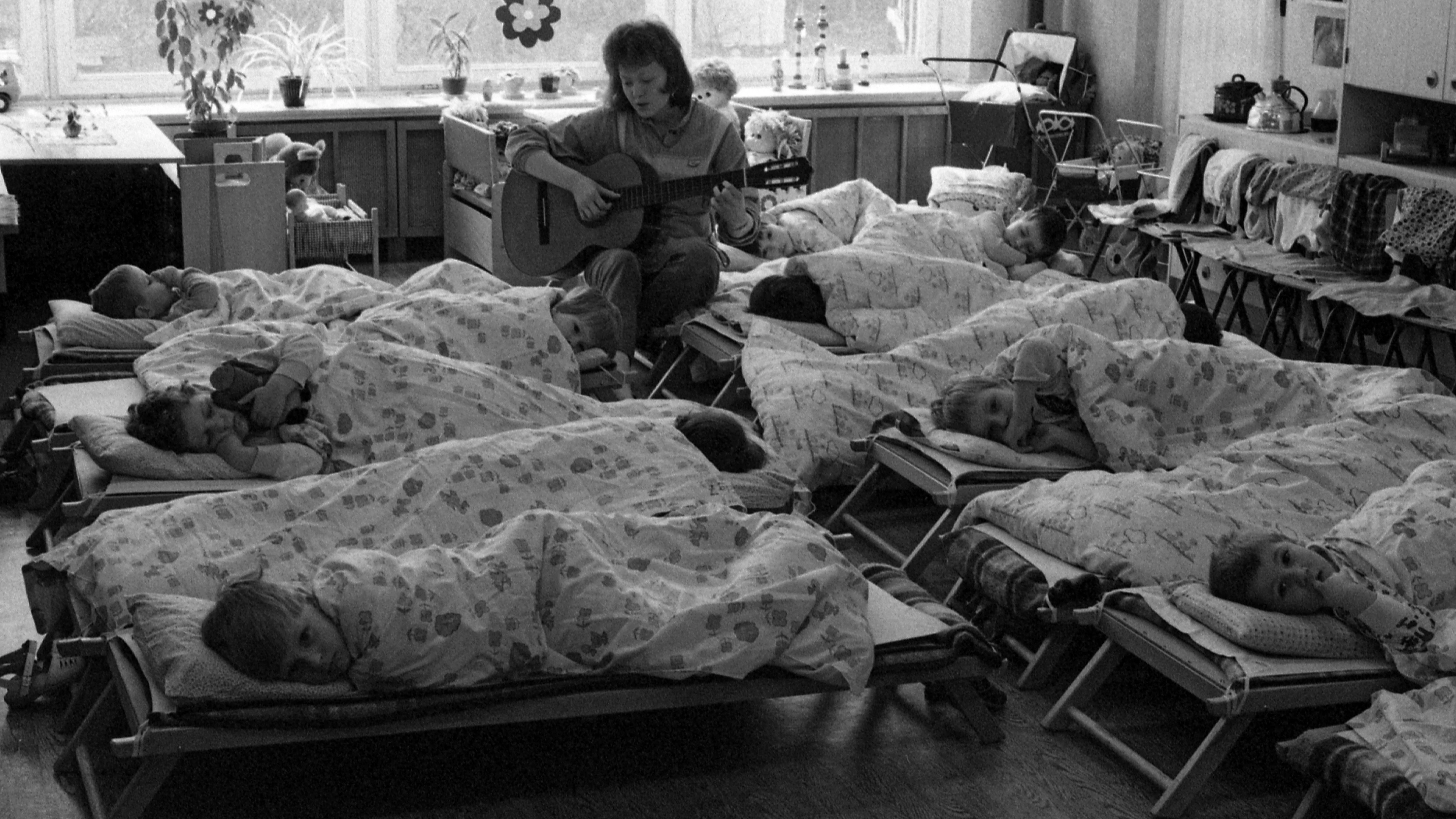 Musik vor dem Mittagsschlaf in einem Kindergarten in der DDR.&nbsp;