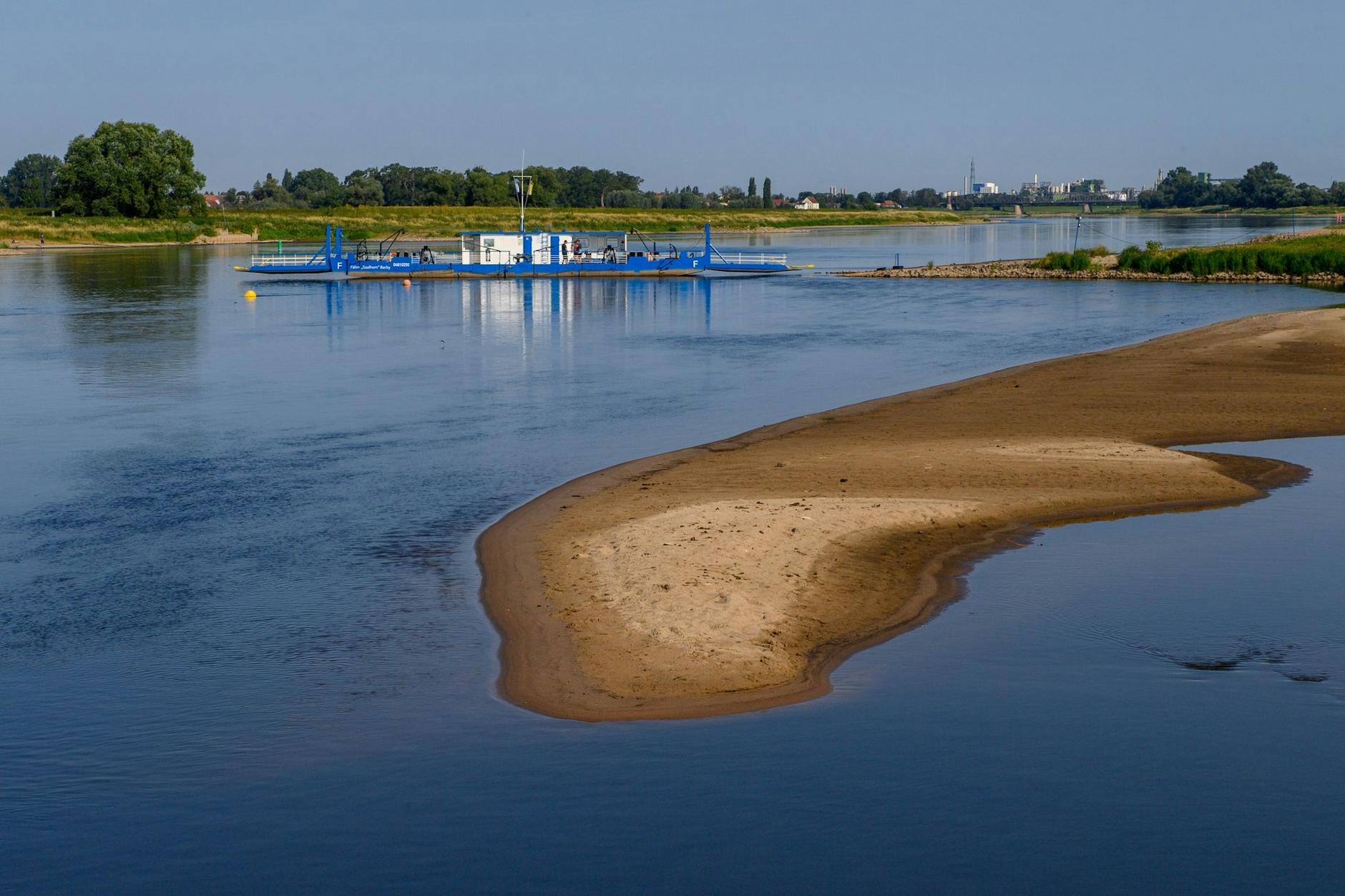 dpatopbilder - Eine Sandbank ist im Elbestrom in Magdeburg zu sehen. Dürren gehören zu den Folgen des Klimawandels.