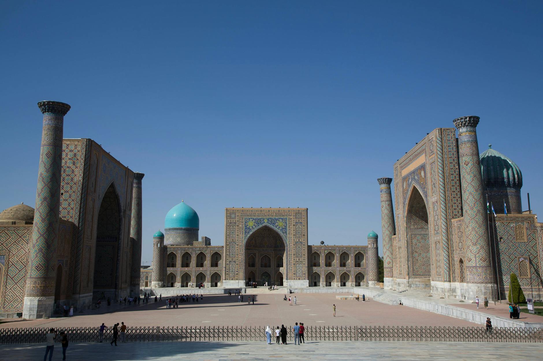 Der Registanplatz in Samarkand, einer der prächtigsten Plätze Zentralasiens und Unesco-Weltkulturerbe