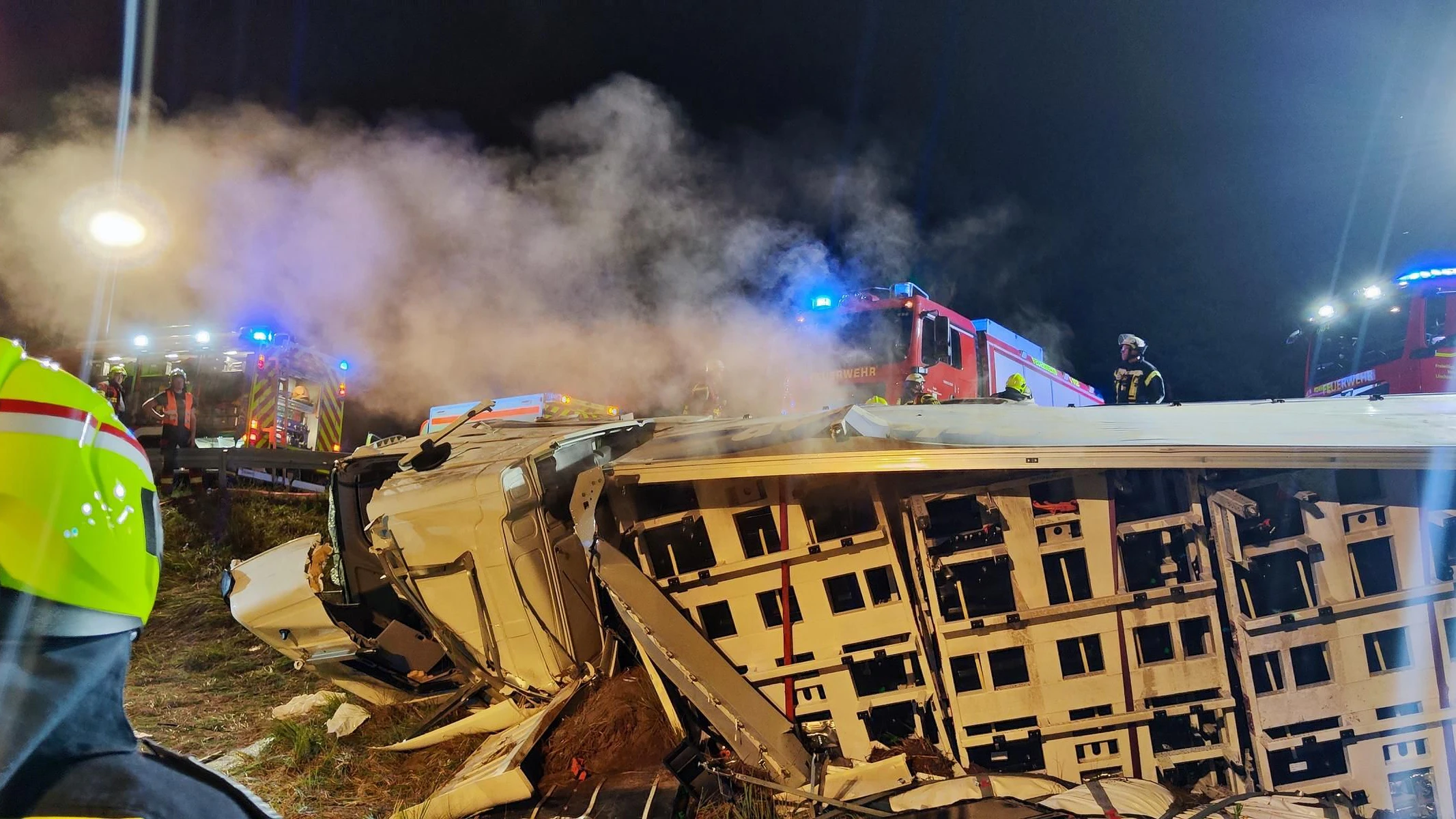 Wohl ein Ersthelfer löschte einen entstehenden Brand am Lkw, der auf der A10 die Böschung hinabgestürzt war.