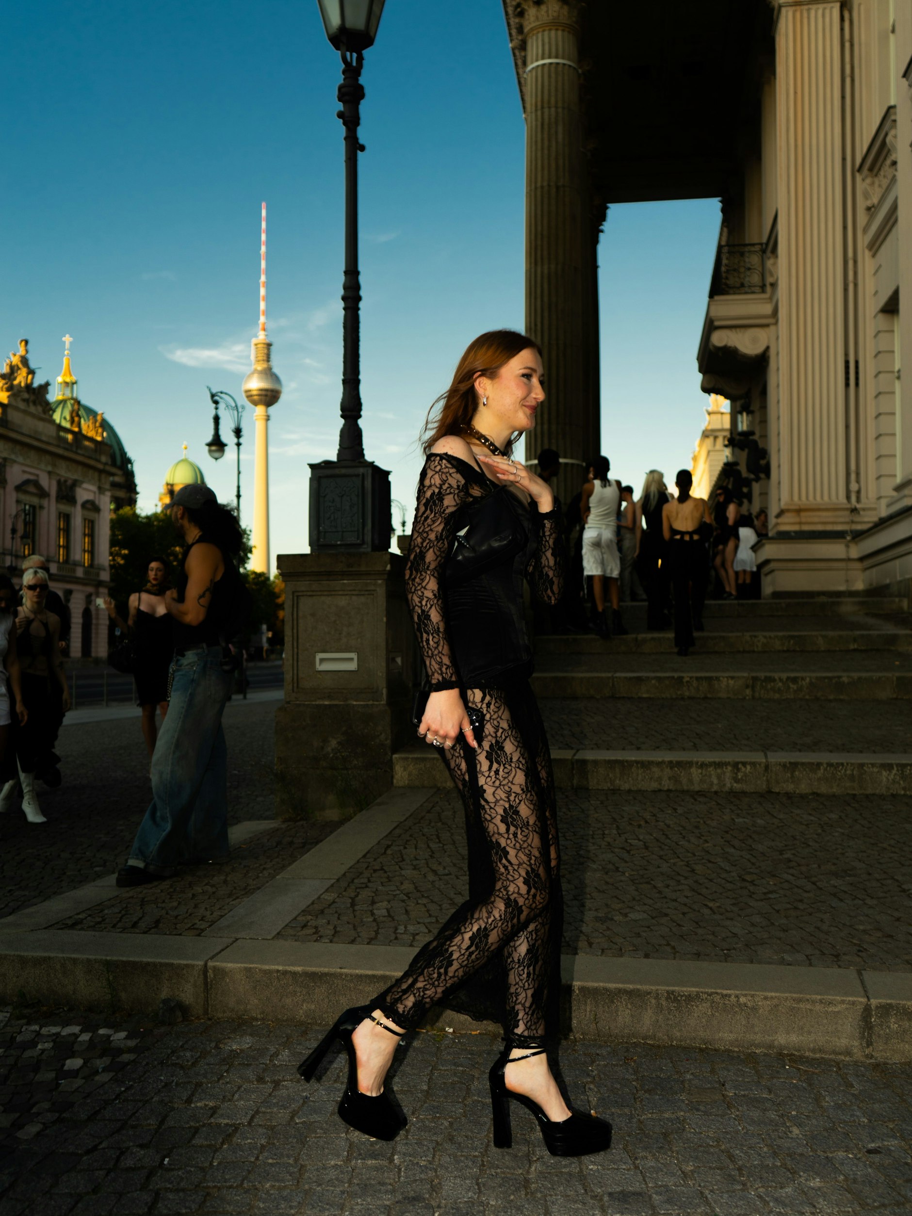 Diese Besucherin der Namilia-Show hat ihr Spitzenkleid im Secondhandshop ergattert. Was für ein Glücksgriff!