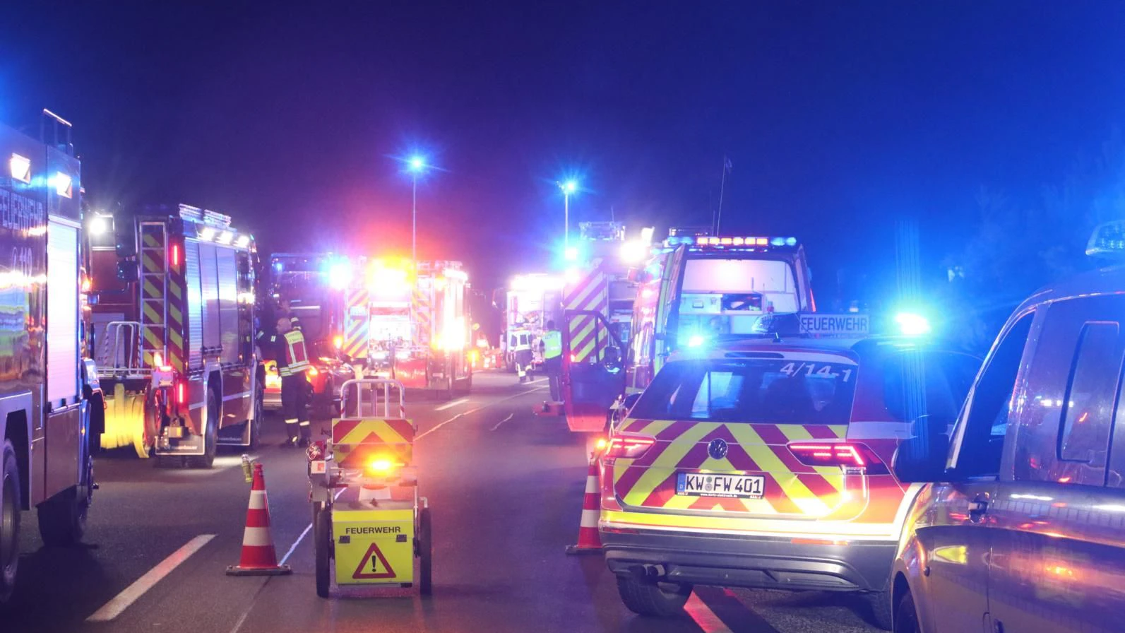Mit einem Großaufgebot sicherten die Rettungskräfte die Unfallstelle auf der A10, wo ein Lkw die Böschung hinabgestürzt war.