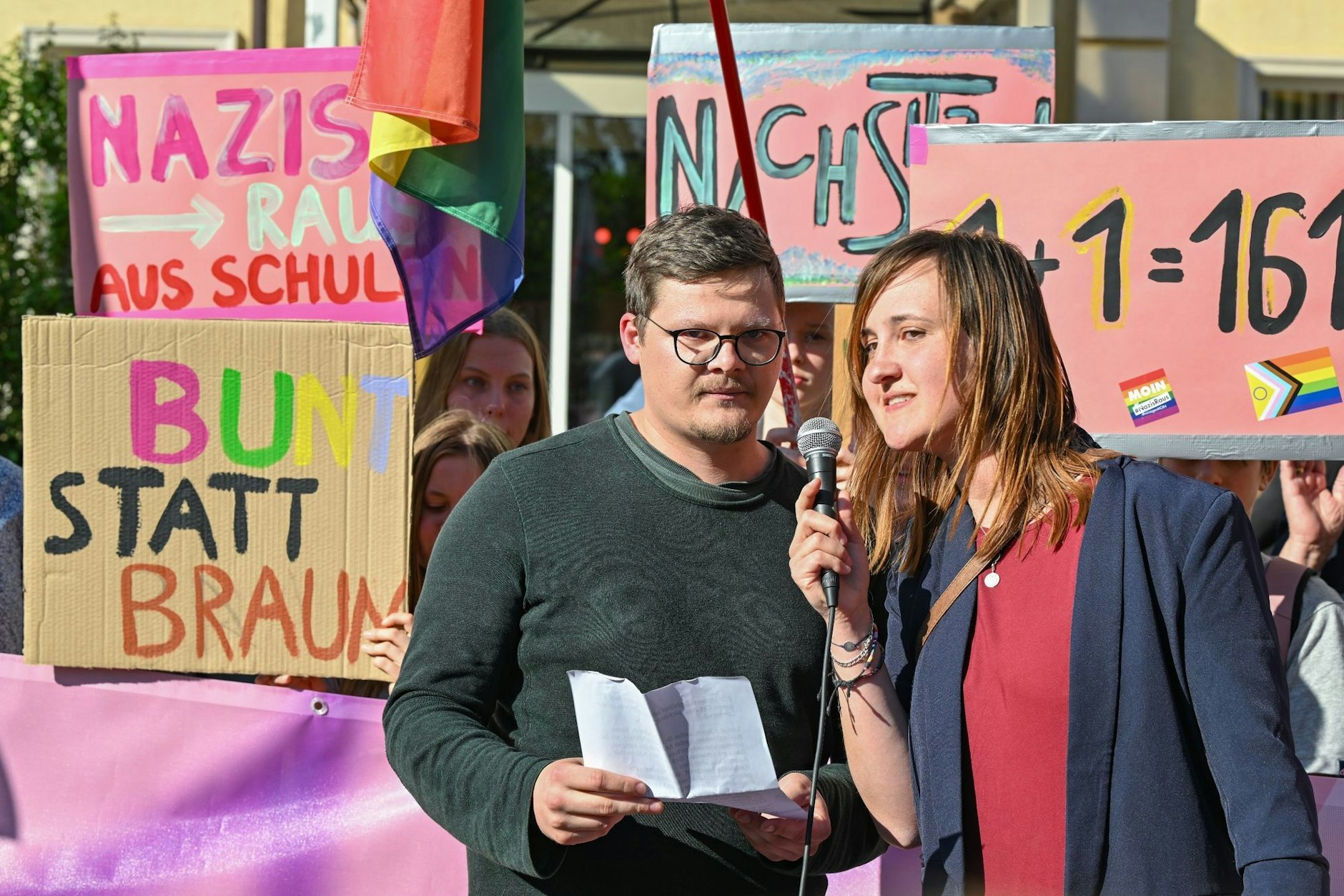 Der Lehrer Max Teske und seine Kollegin Laura Nickel im Mai 2023