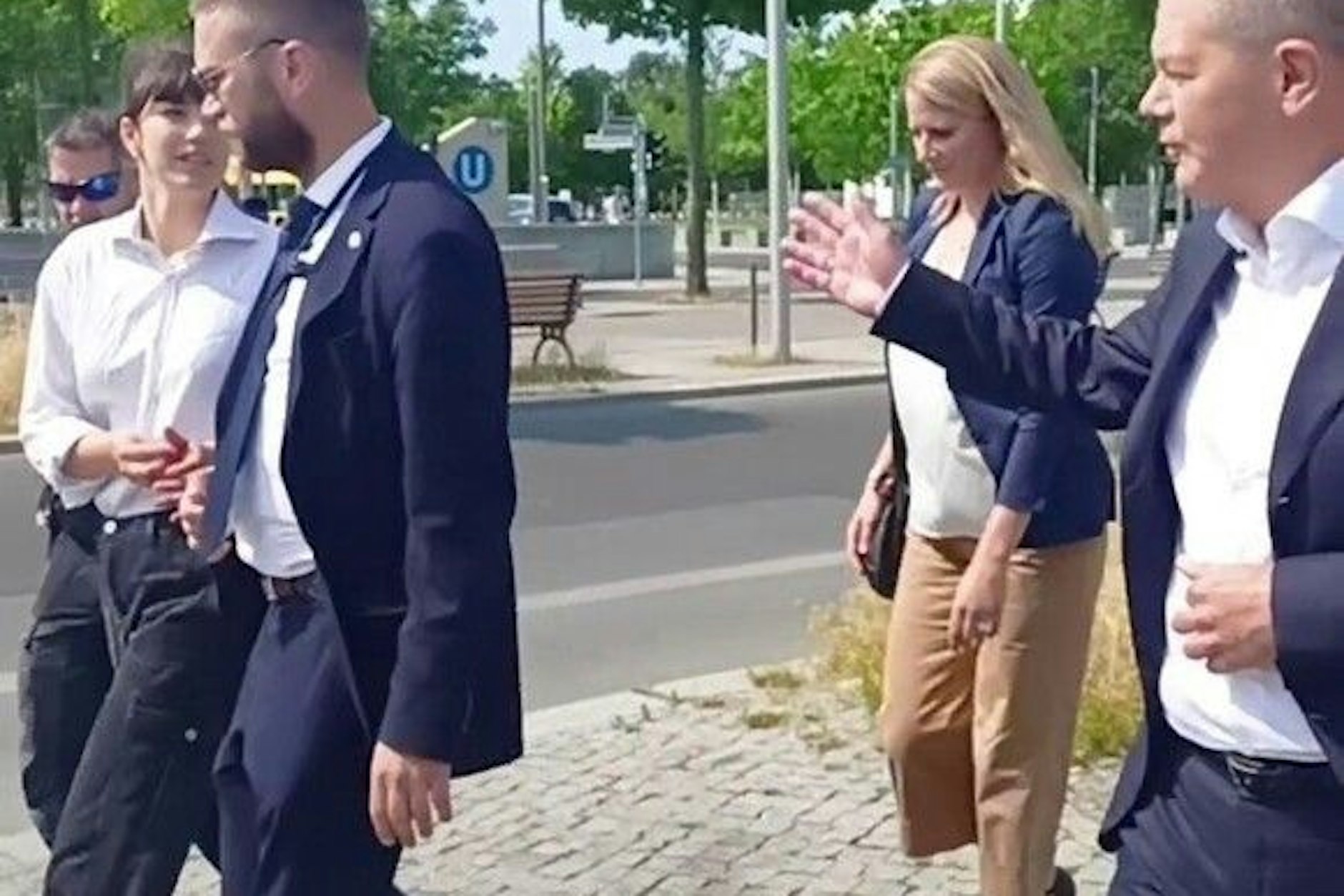 Carla Hinrichs spricht Olaf Scholz auf die Klimapolitik der Bundesregierung an.