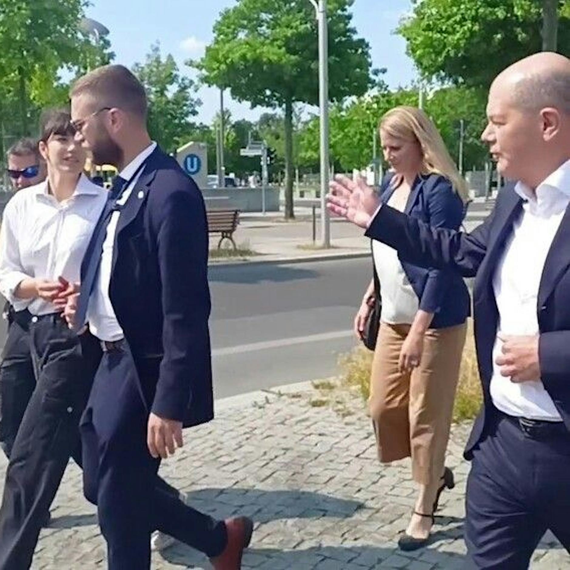 Letzte Generation protestiert am Freitag in Berlin: Carla Hinrichs bedrängt Olaf Scholz