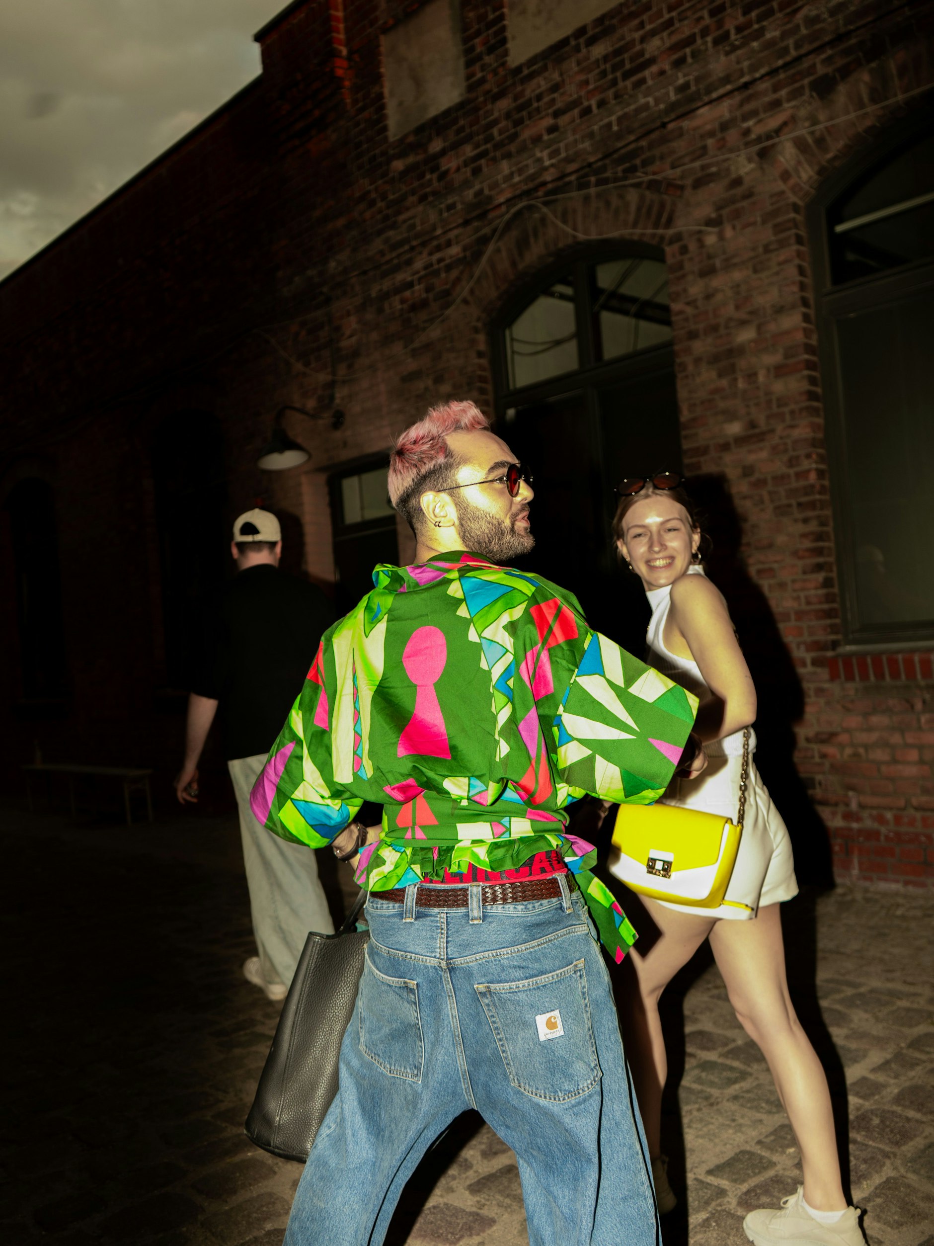 Der Fashion Council Germany trifft zur Haderlump-Show in den Wilhelm Hallen ein: Der Projektmanager Stefan Brunner trägt ein Hemd des Berliner Labels Rianna+Nina und Jeans von Carhartt.