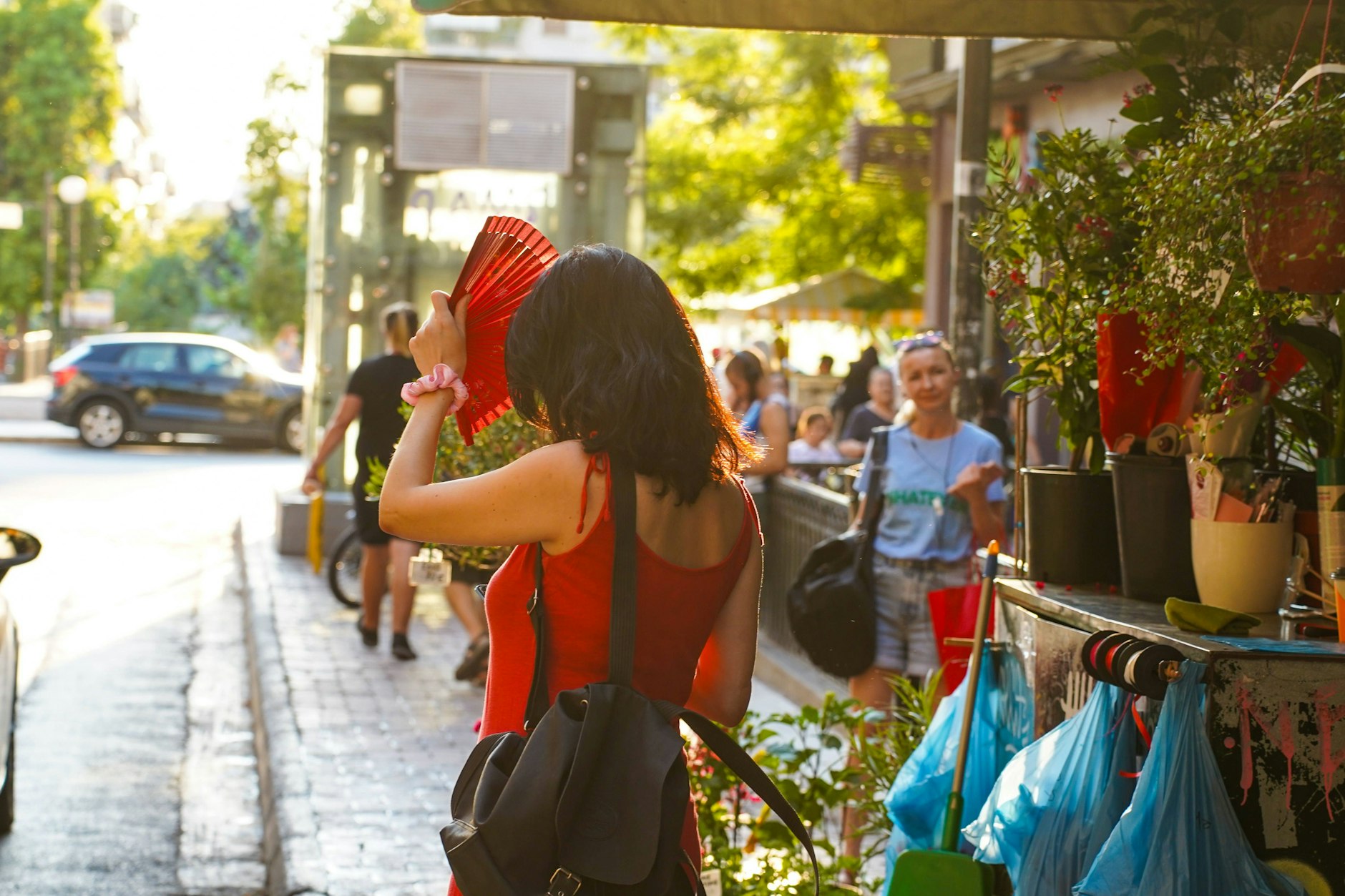 Griechenland: Eine Frau fächert sich Luft zu.