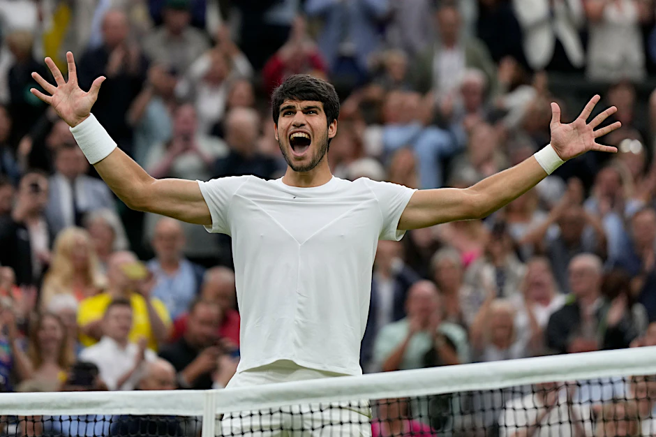 Carlos Alcaraz jubelt über seinen Sieg im Halbfinale von Wimbledon.