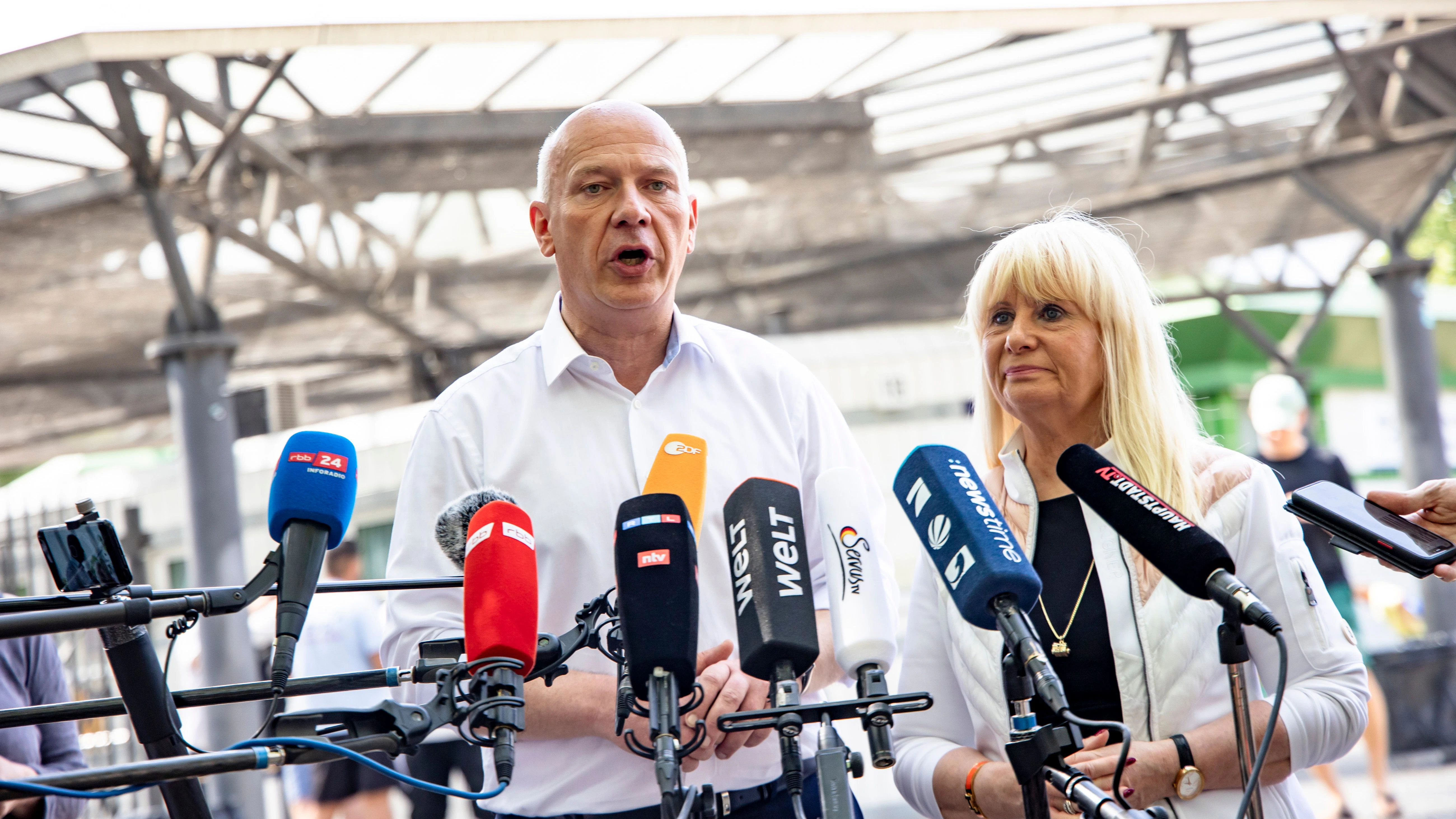 Der Regierende Bürgermeister Kai Wegner und Innensenatorin Iris Spranger halten eine Pressekonferenz vor dem Prinzenbad.