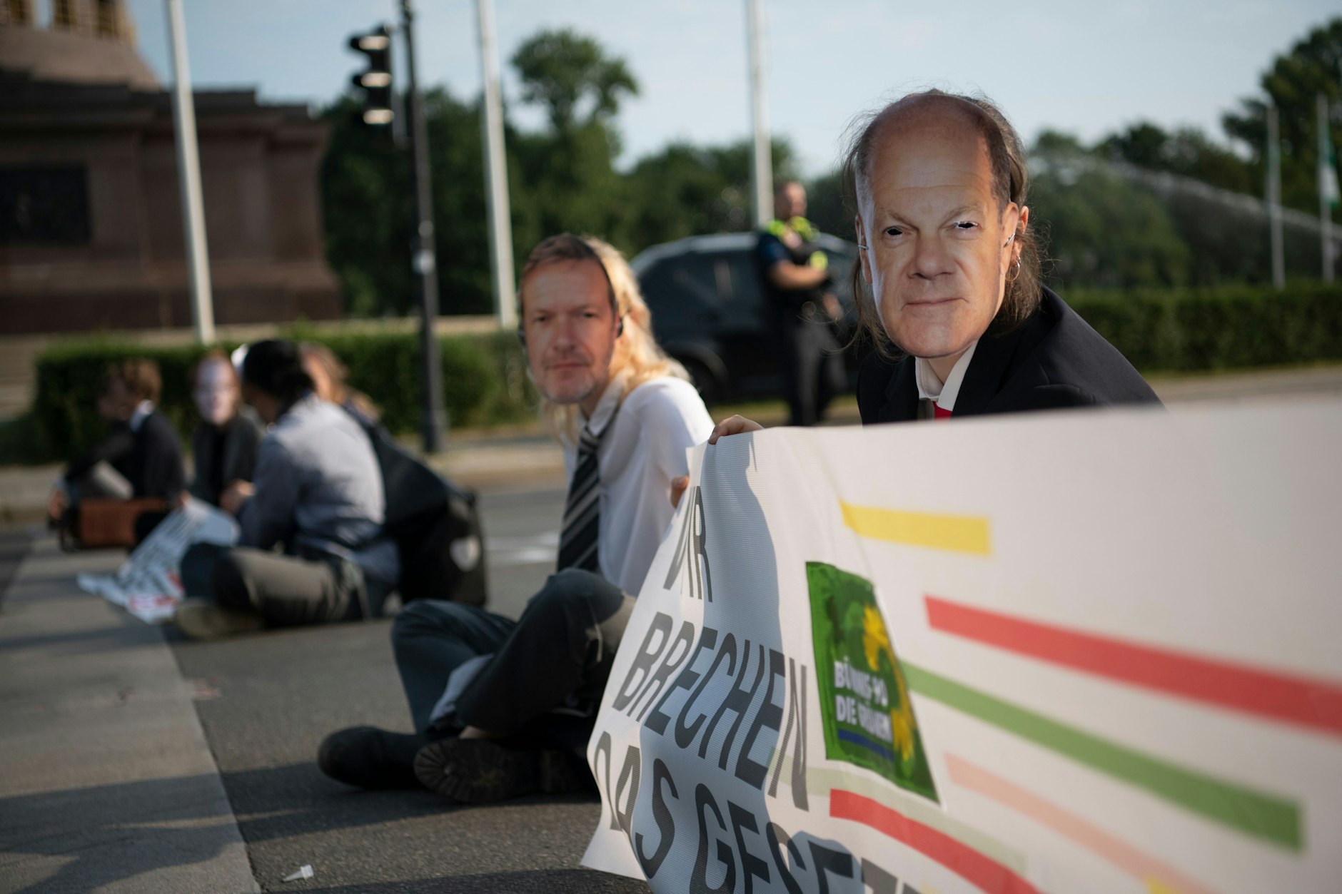 Die Klimaaktivisten trugen Masken von Politikern.
