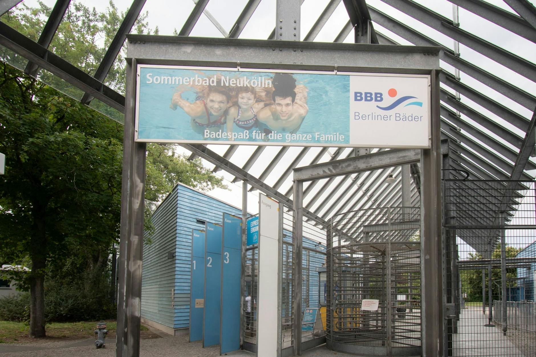 Bis Montag noch geschlossen: die Zugänge zum Columbiabad in Neukölln. 