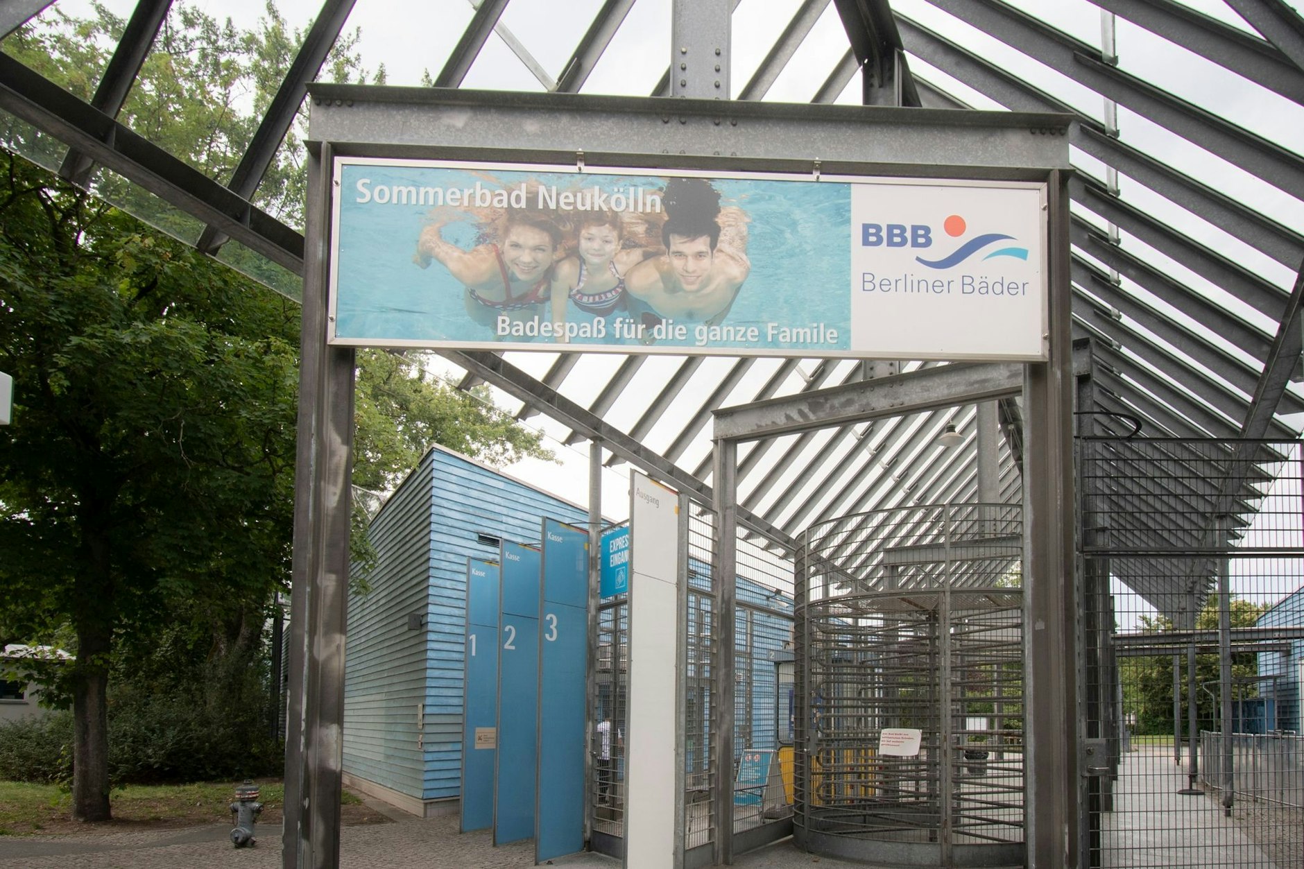 Bis Montag noch geschlossen: die Zugänge zum Columbiabad in Neukölln.&nbsp;