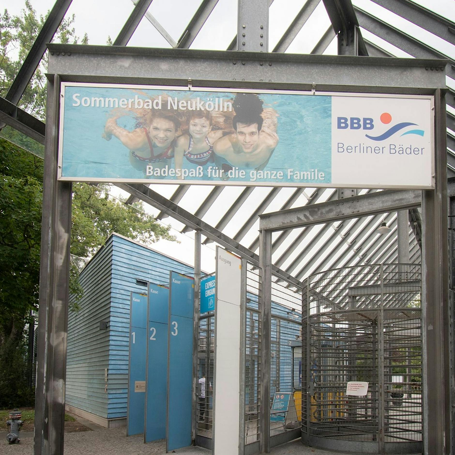Berlins Freibäder: Ausweispflicht gilt schon ab Samstag, das Columbiabad öffnet wieder
