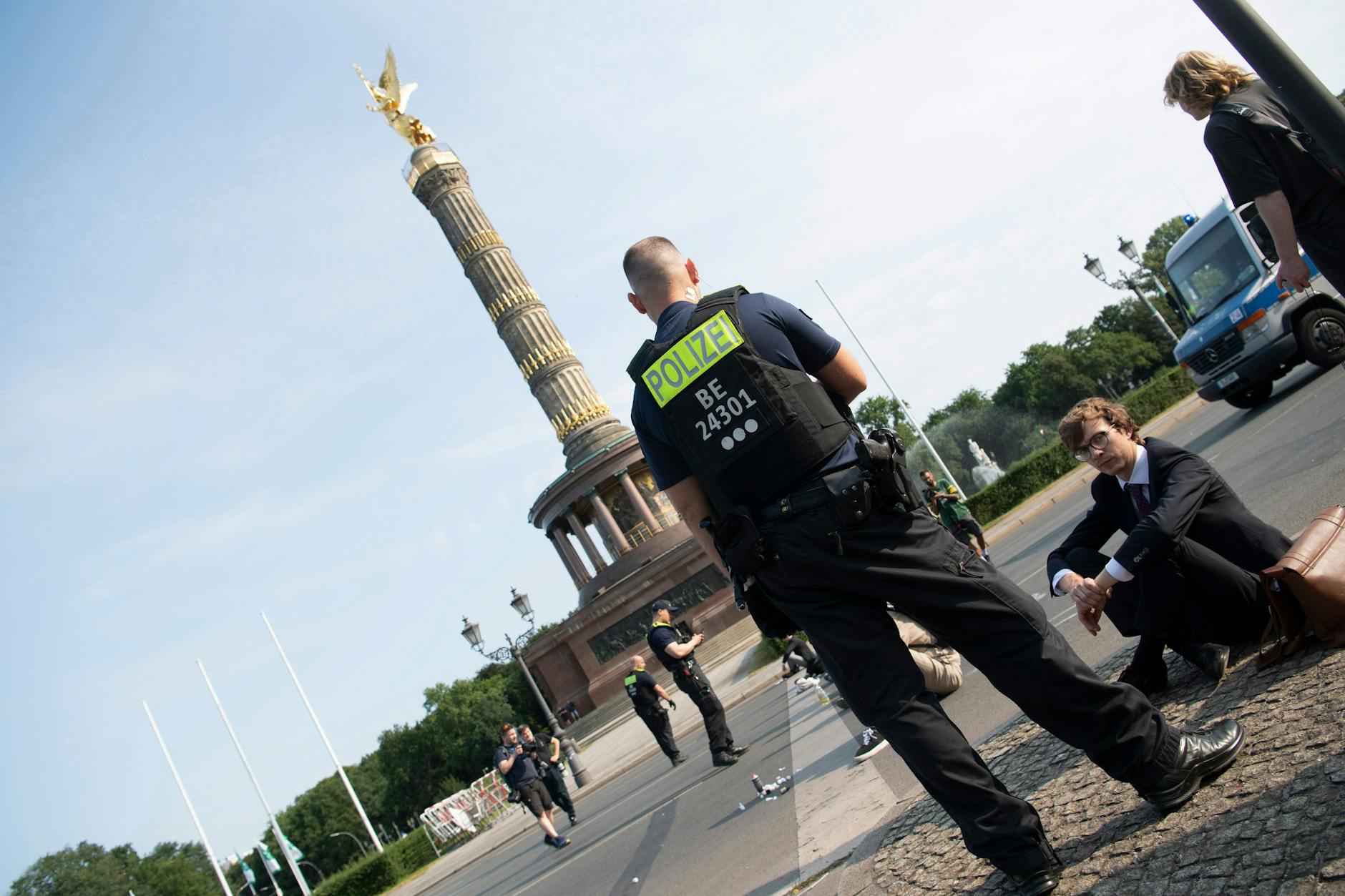 In Schlips und Kragen – die Letzte Generation ist am Freitag an der Siegessäule unterwegs.