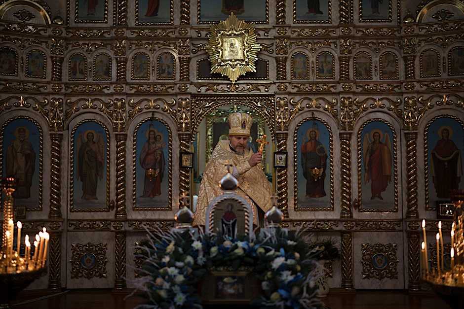 Ein ukrainischer Priester während einer Weihnachtsmesse in einer orthodoxen Kirche in Bobrytsia.