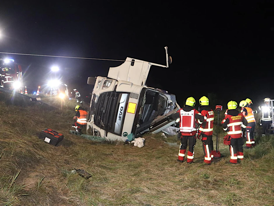 Dass der Fahrer hier lebend geborgen wurde, grenzt an ein Wunder. Sein Zustand aber ist ernst.