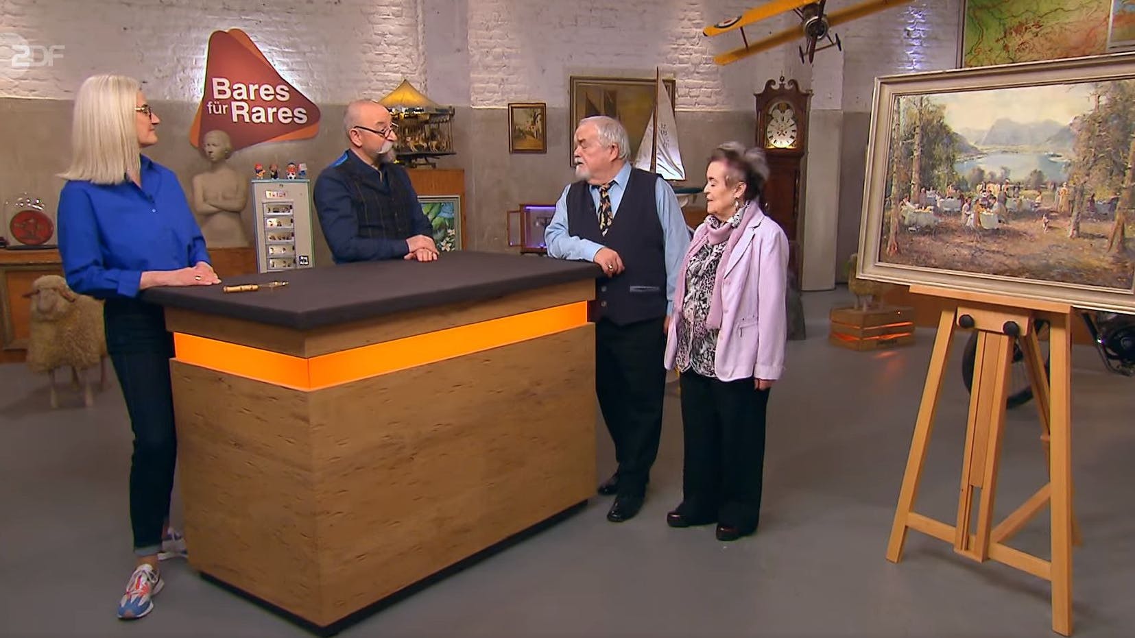 Die „Bares für Rares“-Expertin Dr. Friederike Werner, der Moderator Horst Lichter und die Verkäufer Monika und Dieter aus Dürrheim (v.l.n.r.)