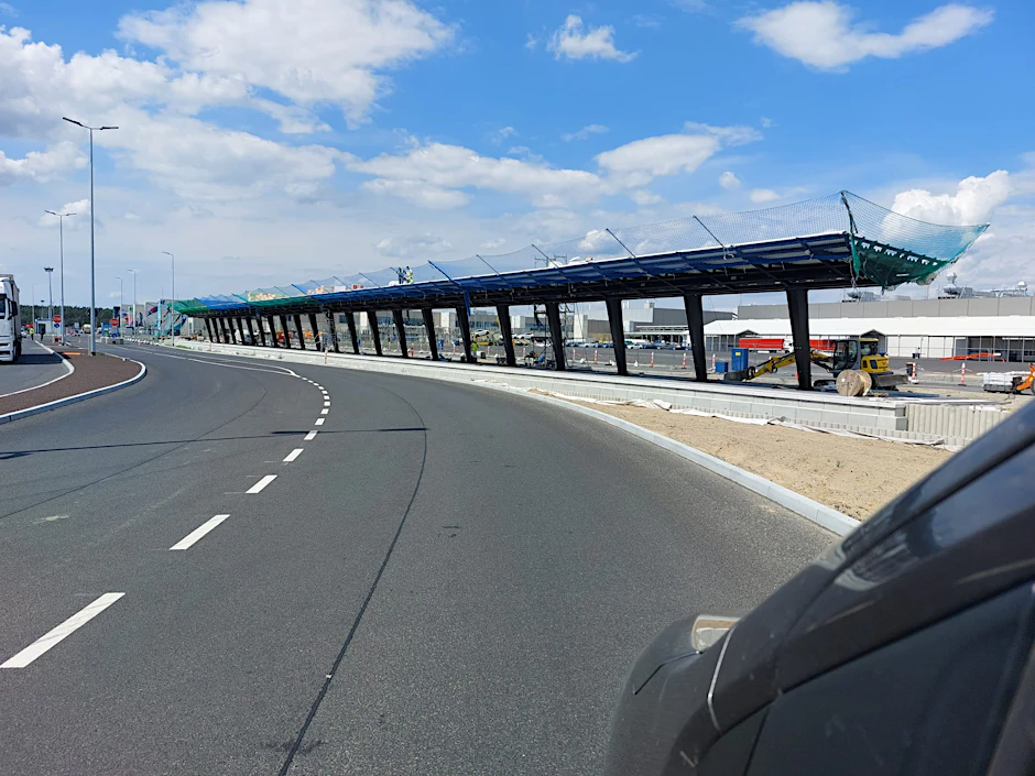 Hier entsteht der Bahnhof Tesla Süd. Die Dachstützen stehen, das Dach ist montiert. Nebenan werden Gleise verlegt. Nun zeichnet sich ab, wann hier erstmals ein Zug aus Erkner eintrifft.