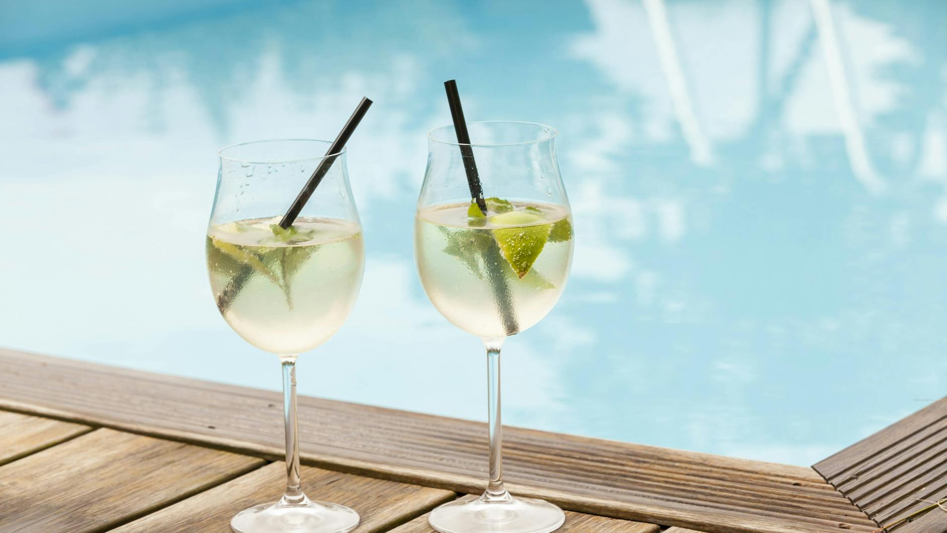 Das Hugo-Rezept ist blitzschnell gemacht und der Sommerdrink einfach unglaublich lecker.