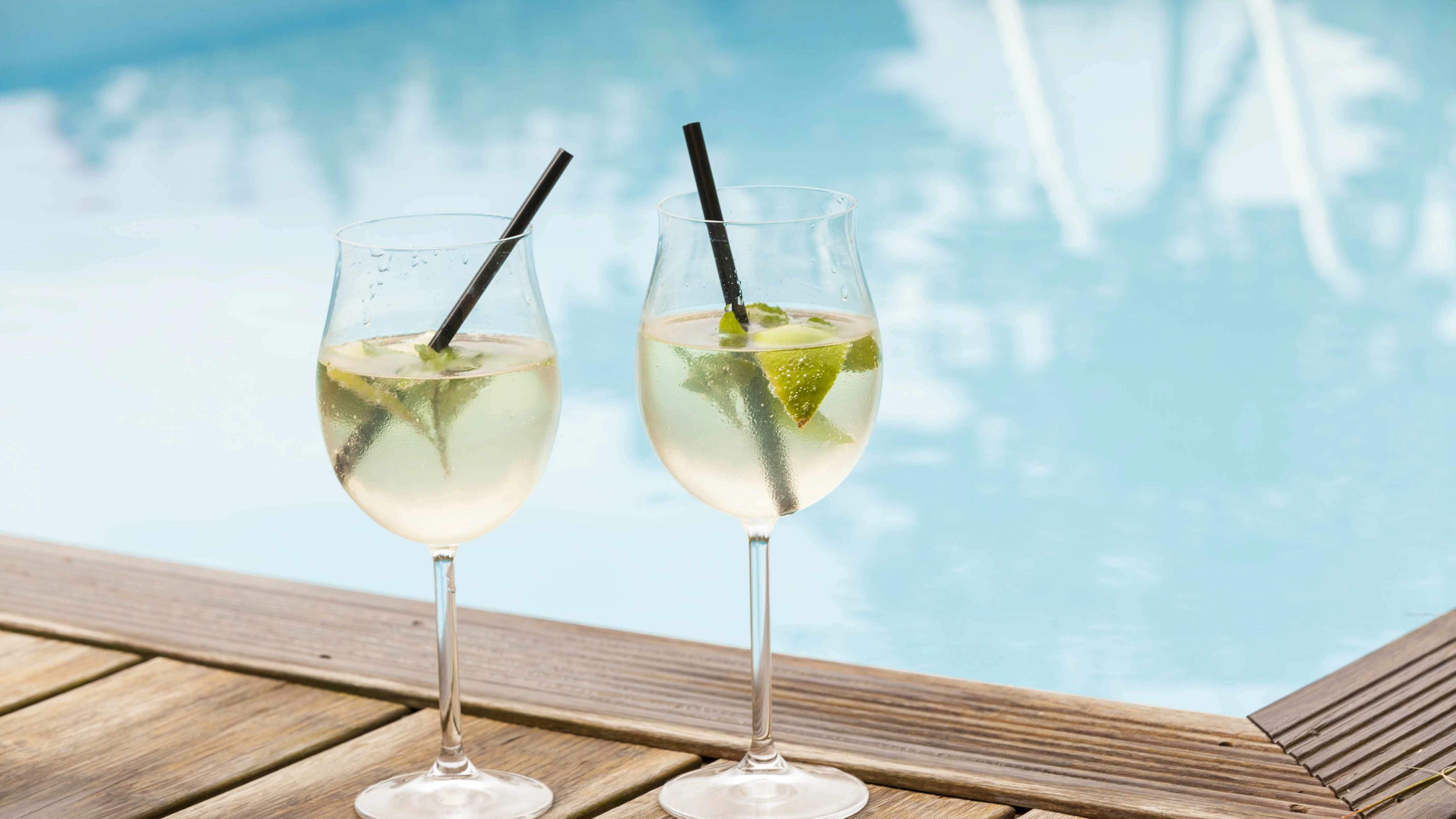 Das Hugo-Rezept ist blitzschnell gemacht und der Sommerdrink einfach unglaublich lecker.