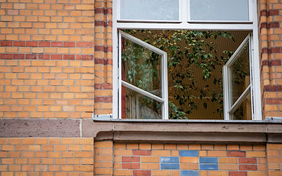 ARCHIV - Ein Fenster einer an einer Schule ist geöffnet.  /Symbolbild