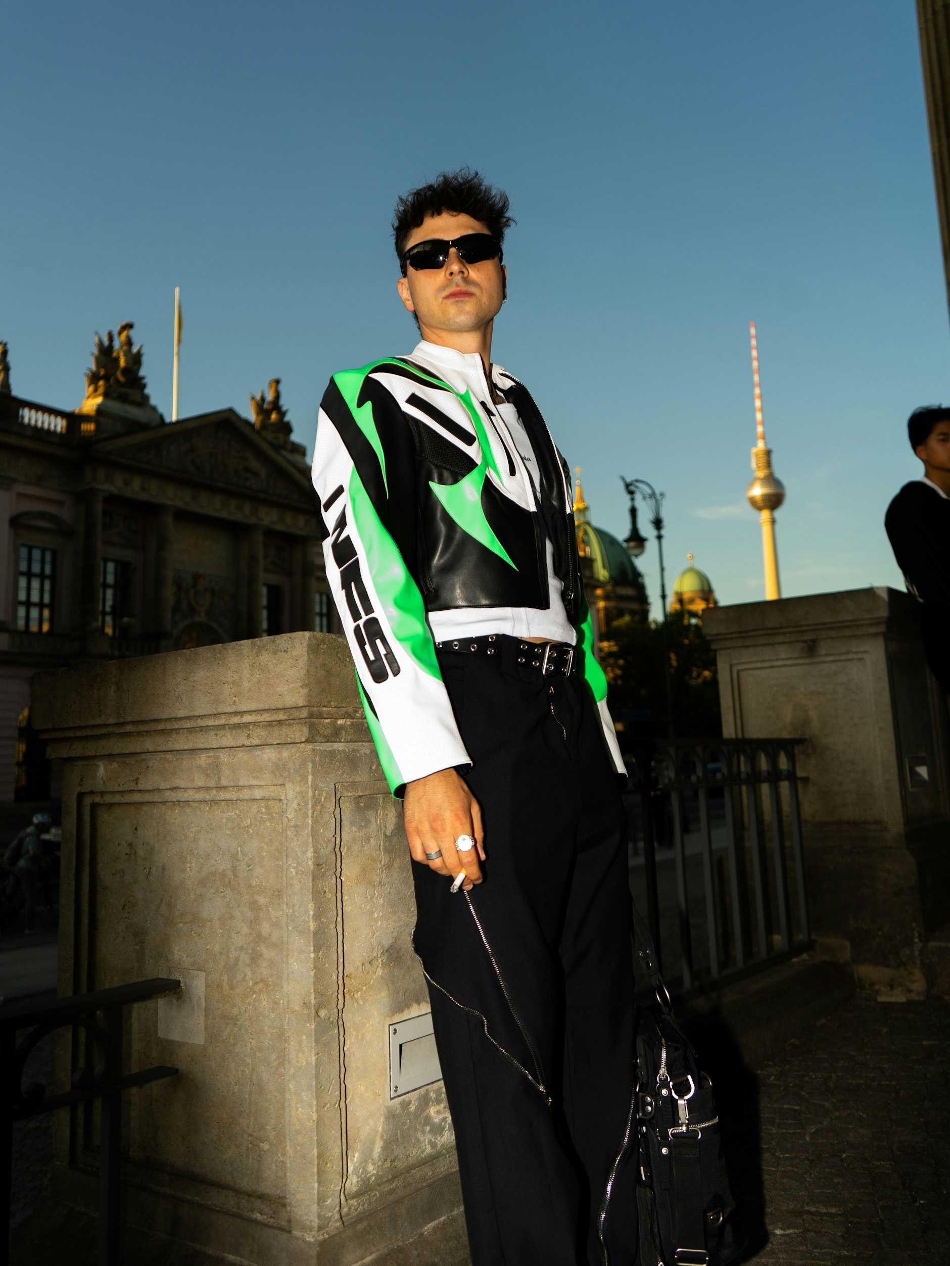 Mit der Racing-Jacke von Namilia lässt sich unschwer erkennen, zu welcher Show dieser Fashion-Week-Gast gerade auf dem Weg ist.