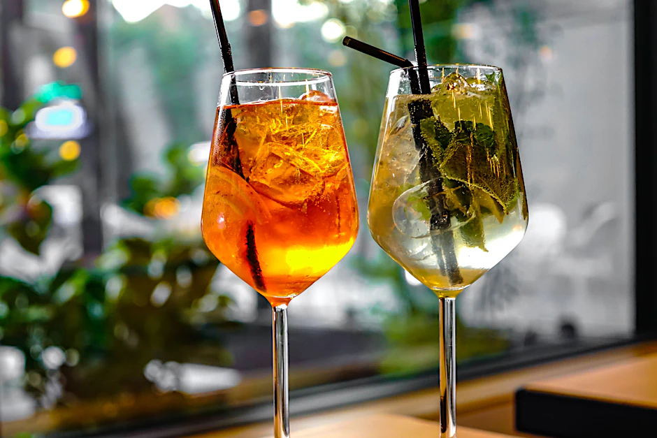Aperol Spritz und Hugo dürfen im Sommer nicht fehlen. Mit dem passenden Rezept macht man sie zu Hause ganz einfach selber.