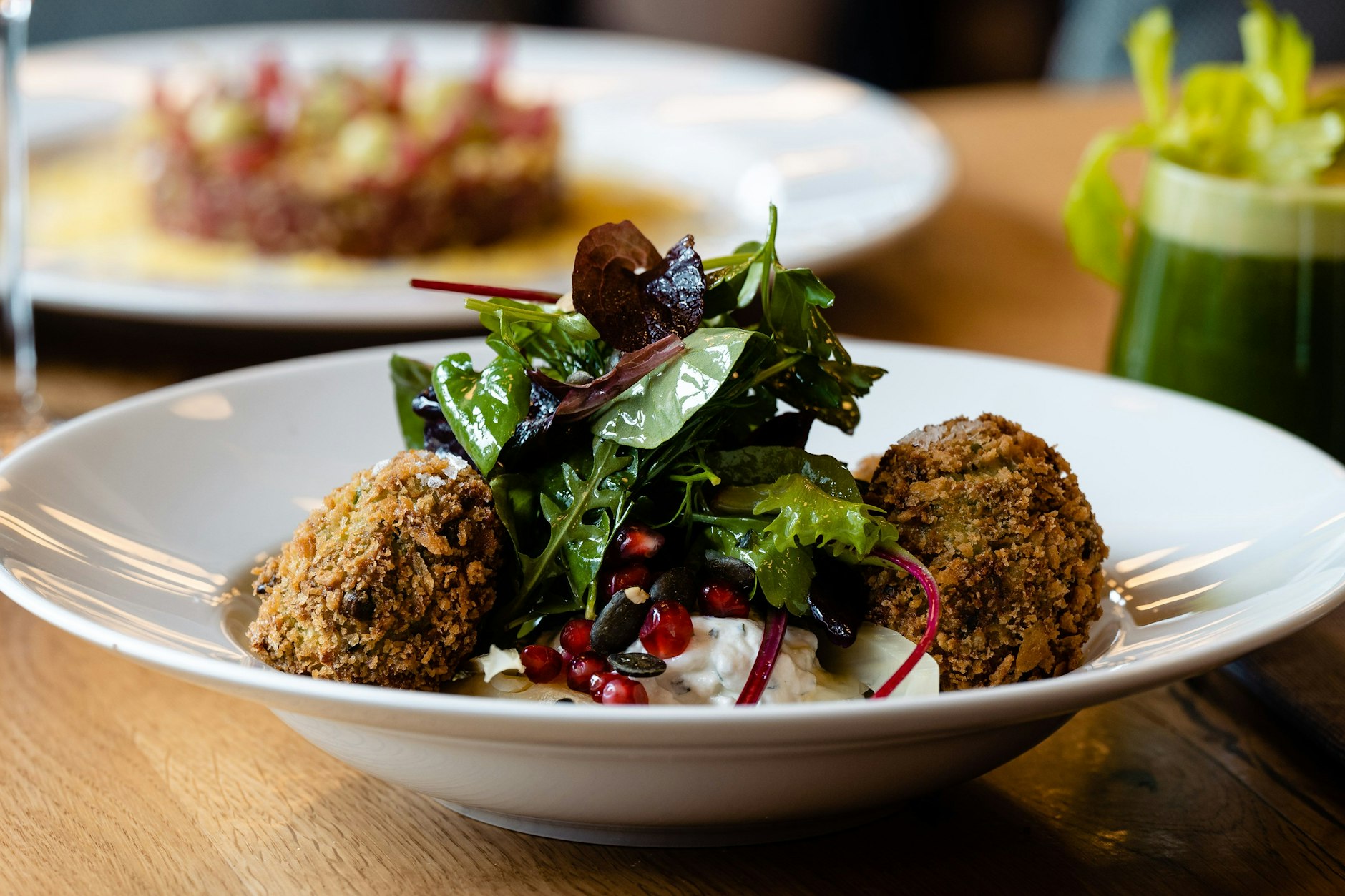 Es darf ruhig mal was anderes sein als Rührei und Toast! Nämlich Erbsenkrapfen, Minzjoghurt, Blattsalat, eingelegter Fenchel und Granatapfel wie im Frühstück 3000.