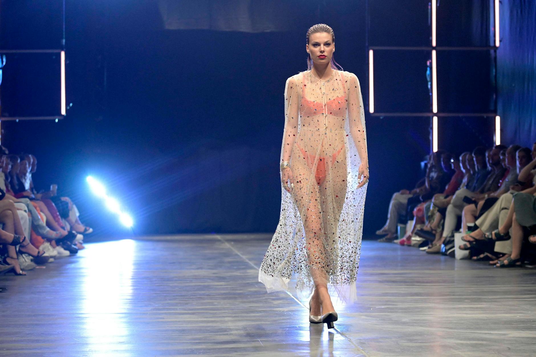 Kilian Kerner buchte für seine Show bei der Fashion Week auch GNTM-Kandidatinnen wie Selma.