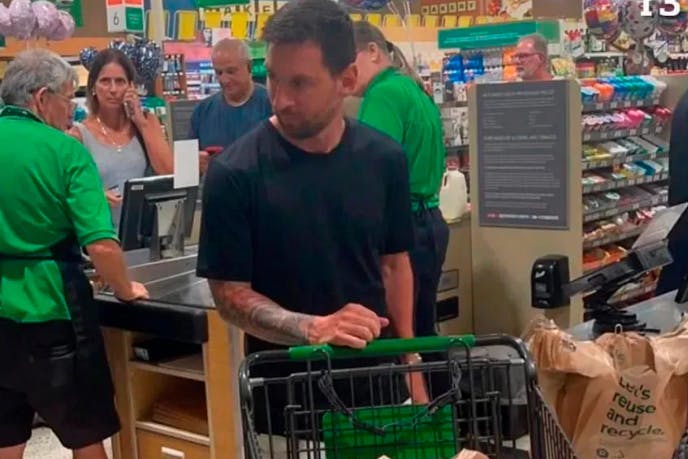 Lionel Messi kaufte in Miami im Supermarkt ein und schob geduldig den Einkaufswagen.