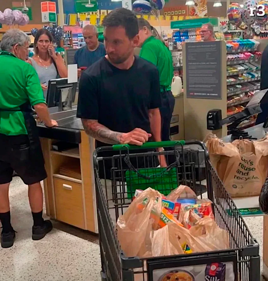Lionel Messi kaufte in Miami im Supermarkt ein und schob geduldig den Einkaufswagen.