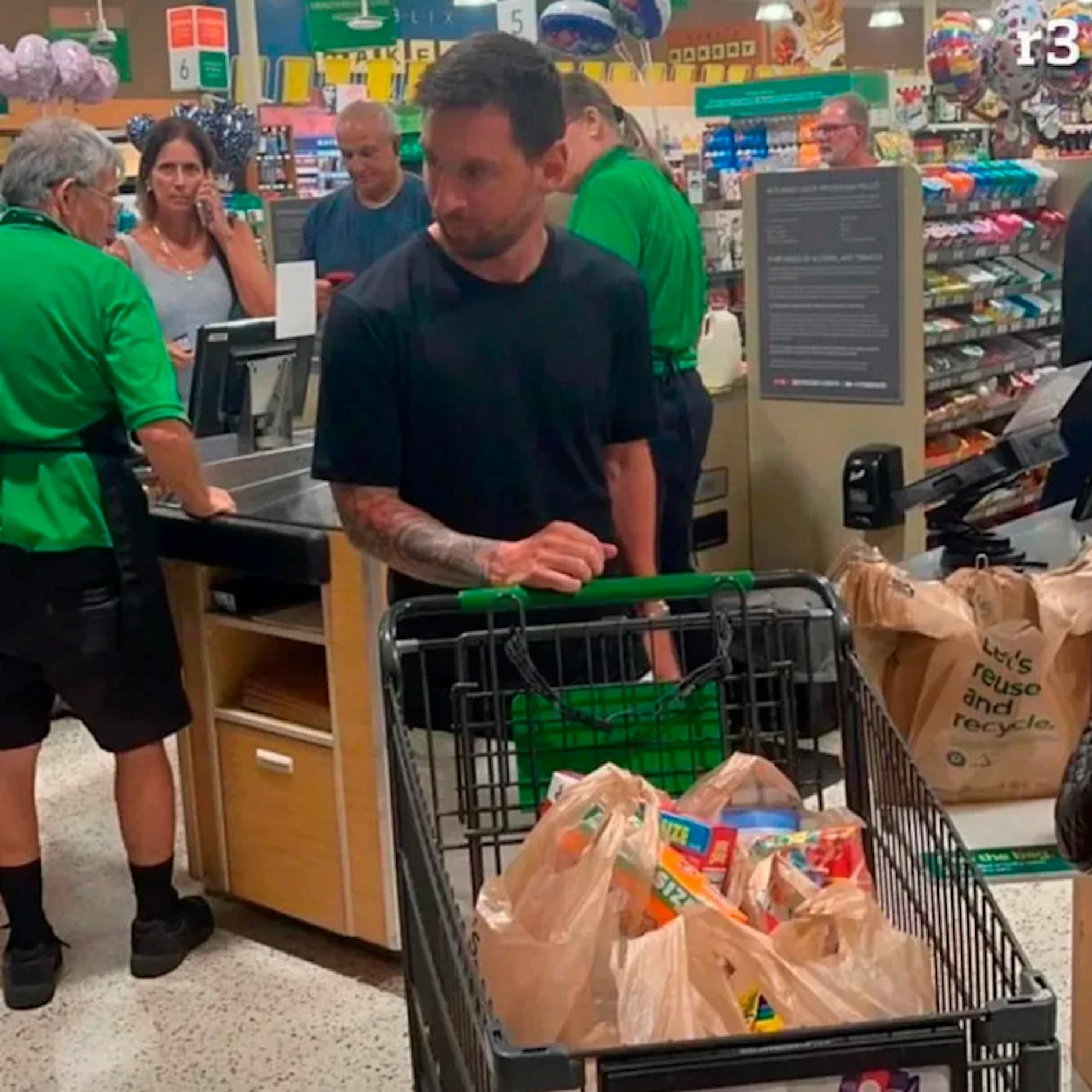 Superstar, Supermarkt, super normal! Lionel Messi wartet mit Einkaufswagen an der Kasse